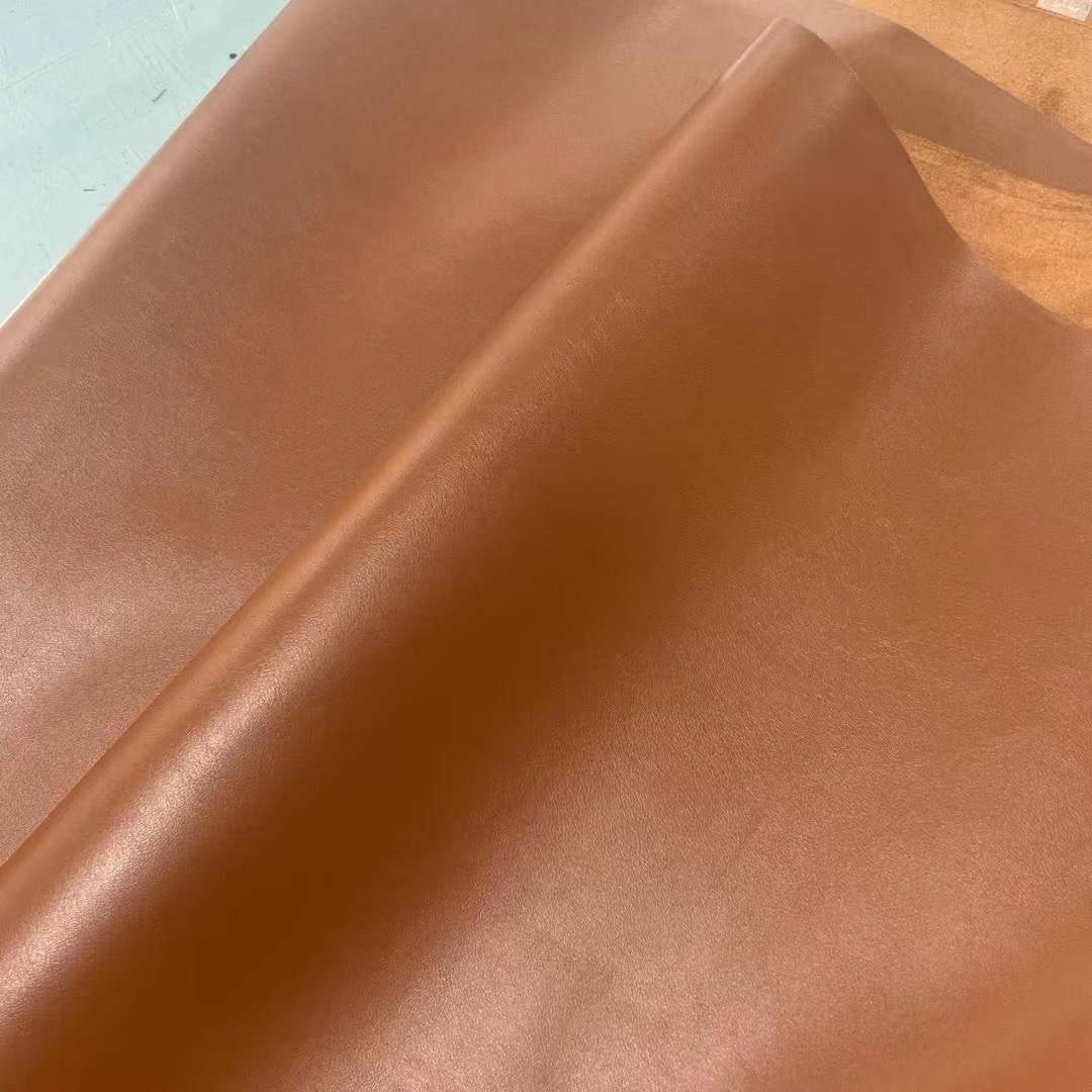 Celine The leather is the same as the previous 16 series. Made in Italy, the brands specially supplied medium cow Napa is soft, delicate and has