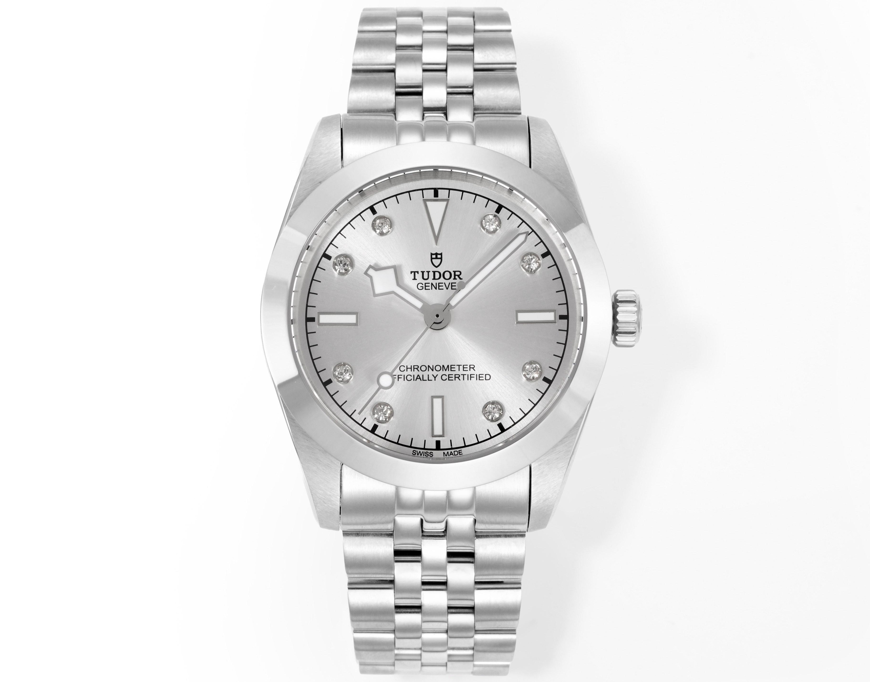 NO:850703,[Top-quality products from famous Swiss watches] Aperture, 50 diamonds, TW Factory’s latest version of the TUDOR Black Bay Series M79680 mechanical watch!  - Case and bezel The 41mm stainless steel case is paired with a polished bezel and diamond-set technology, which is different from the previous matte style and looks more luxurious. It is equipped with a 2824 automatic winding movement!  - The dial is decorated with sunray pattern and has no date window design, keeping the dial simple. - The hands and time scales are classic 'snowflake' hands, and the time scales and hands are coated with Super-LumiNova luminous material to ensure clear reading at night. - The five-link strap is a combination of stainless steel and gold materials, equipped with a 'T-fit' quick-release buckle, which can be adjusted in length by 8 mm without tools, improving wearing comfort. - The style is both retro and modern, suitable for daily wear and business and leisure occasions.,,gold19860909【名匠瑞表出品顶级】 光圈 钻50 TW Factory 最新版帝舵 TUDOR 碧湾系列M79680机械腕表！ - 表壳与表圈41毫米精钢表壳搭配磨光表圈加镶钻工艺,区别于以往的哑光风格,更显奢华.搭载2824自动上链机芯！ - 表盘表盘饰有阳光放射纹,无日期视窗设计,保持盘面简洁. - 指针与时标经典的“雪花”指针,时标和指针涂覆Super-LumiNova夜光材料,确保夜间清晰读时. -五链节表带,结合精钢与黄金材质,配备“T-fit”快调扣,可无工具调节8毫米长度,提升佩戴舒适度. - 风格兼具复古与现代风格,适合日常佩戴和商务休闲场合.,,gold,Watch