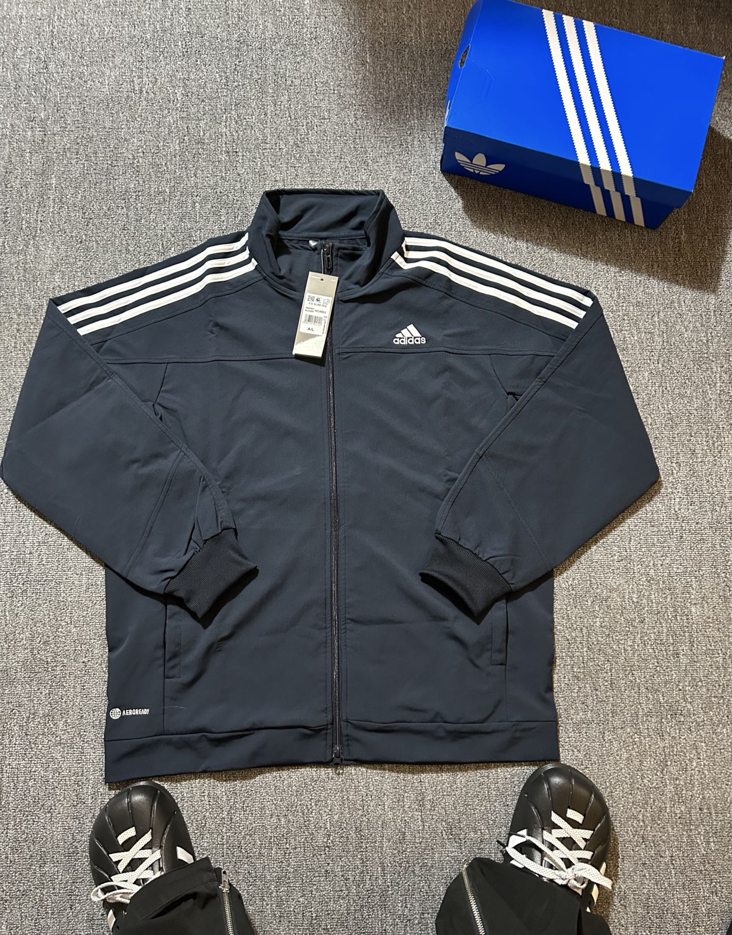 实拍细节图独家
99💰跑量款
Adidas 阿迪达斯 QQ糖同款立领三条杠情侣夹克外套
- 定制领口织带 复刻原版
- 经典三条杠 百搭不挑人
- 全套定制辅料 细节完美
颜色:藏青色
尺码:S-XXL
S码 衣长65 胸围120
M码 衣长67 胸围124
L码 衣长69 胸围128
XL码 衣长71 胸围132