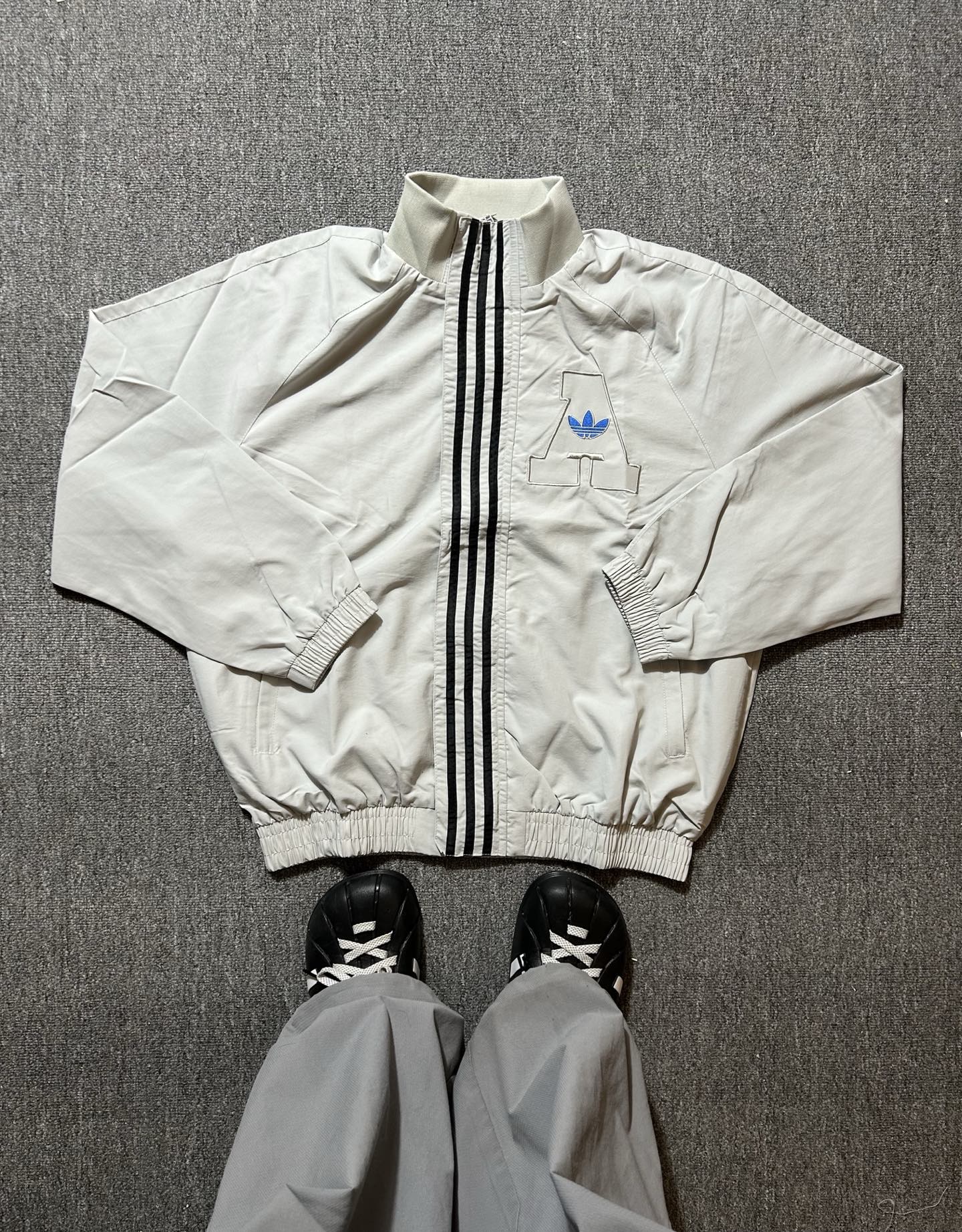 99💰主推➖5 #FF4846 adidas originals Rifta 三叶草字母条纹印花运动夹克 尺码:S-XXL