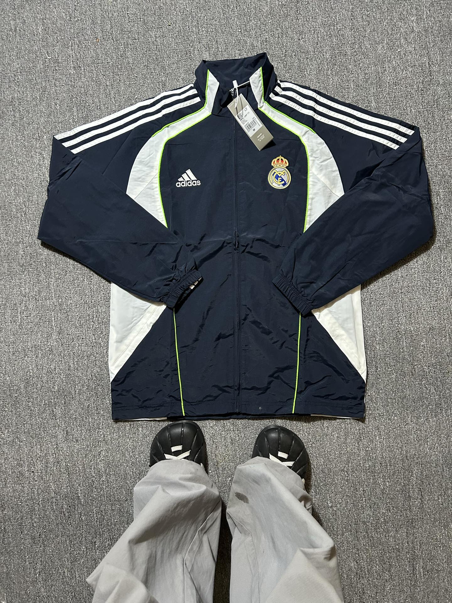 125💰000015
#FF2575 adidas Real Madrid 时尚休闲运动透气立领夹克
颜色:夜海军
尺码:S-XXL