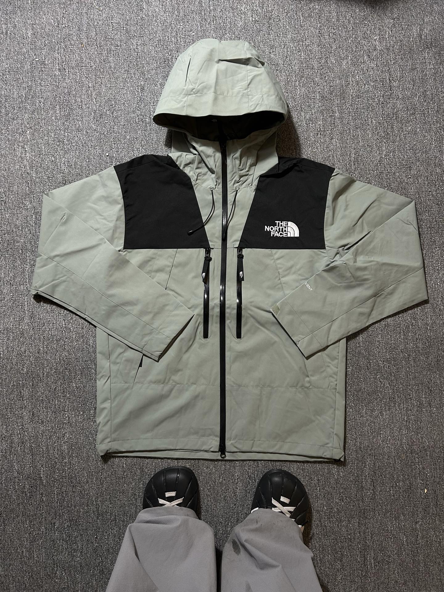 155💰000020
#FFQ01 北面THE NORTH FACE Mountain Logo印花连帽长袖多拉链抽绳连帽冲锋衣
尺码:S-XXL
颜色:橄榄绿