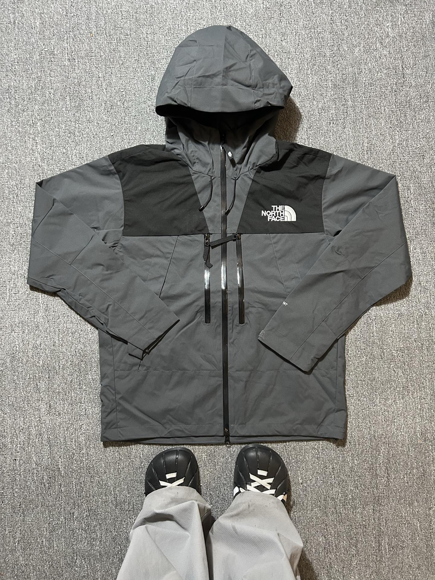155💰000020
#FFQ01 北面THE NORTH FACE Dryvent 休闲户外拉链防水防风冲锋衣款
颜色:炭灰色
尺码:S-XXL