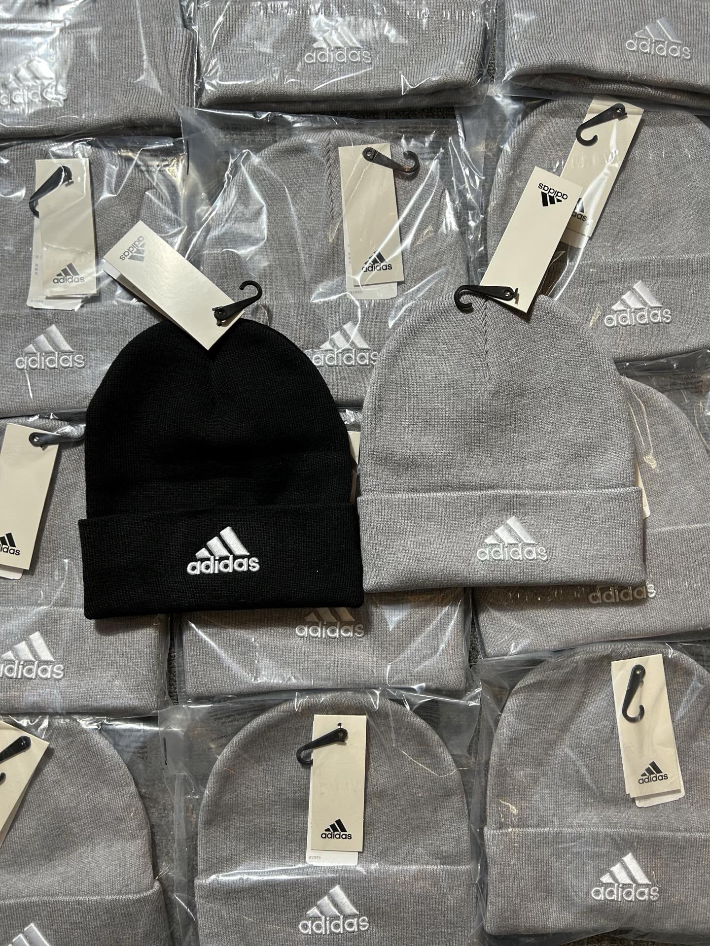 50 0全年售后市场当天出货! #FF015517adidas 微标印花Logo针织 腈纶 绒线帽 颜色:黑色 白色