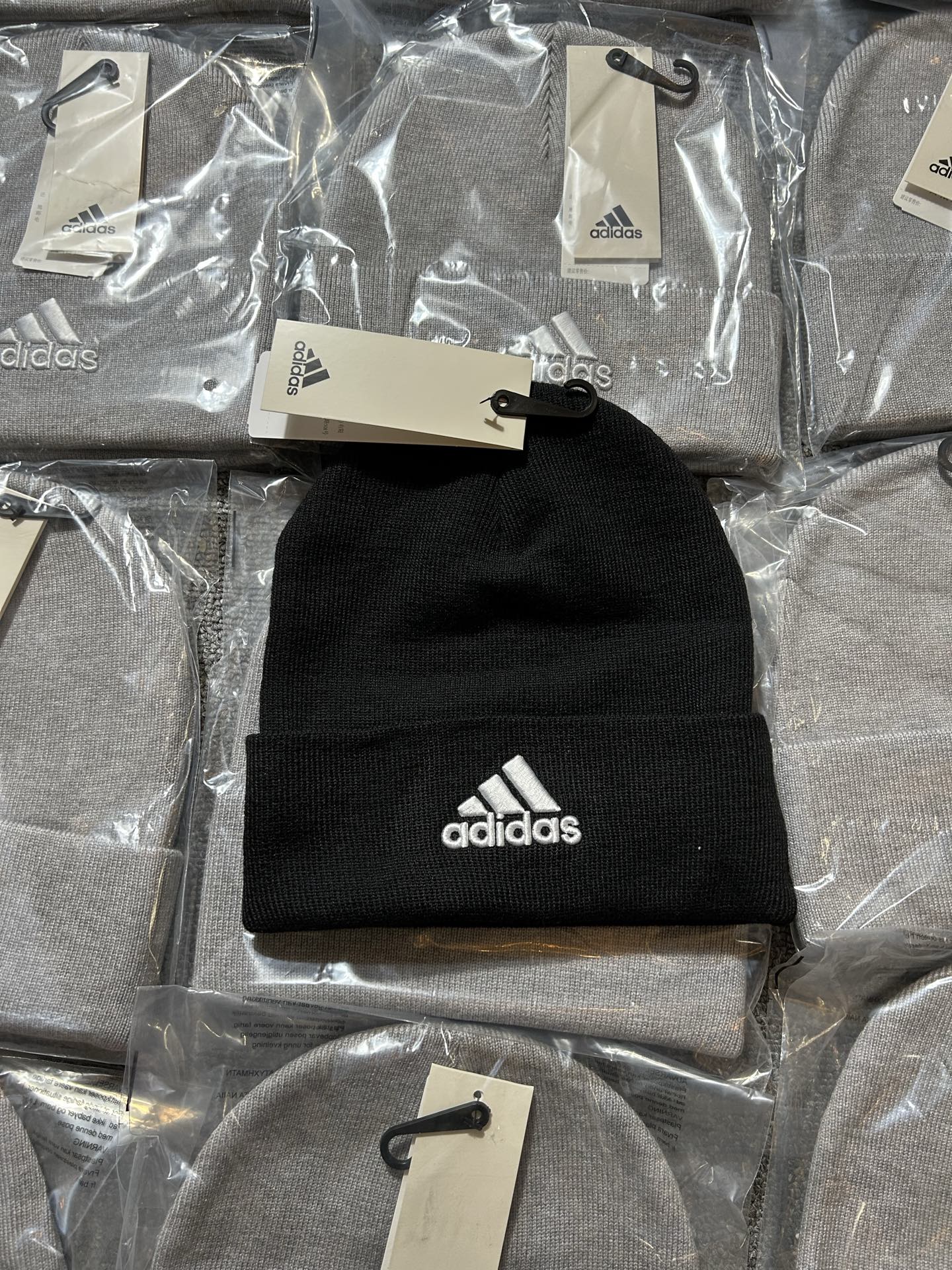 50 0全年售后市场当天出货! #FF015517adidas 微标印花Logo针织 腈纶 绒线帽 颜色:黑色 白色