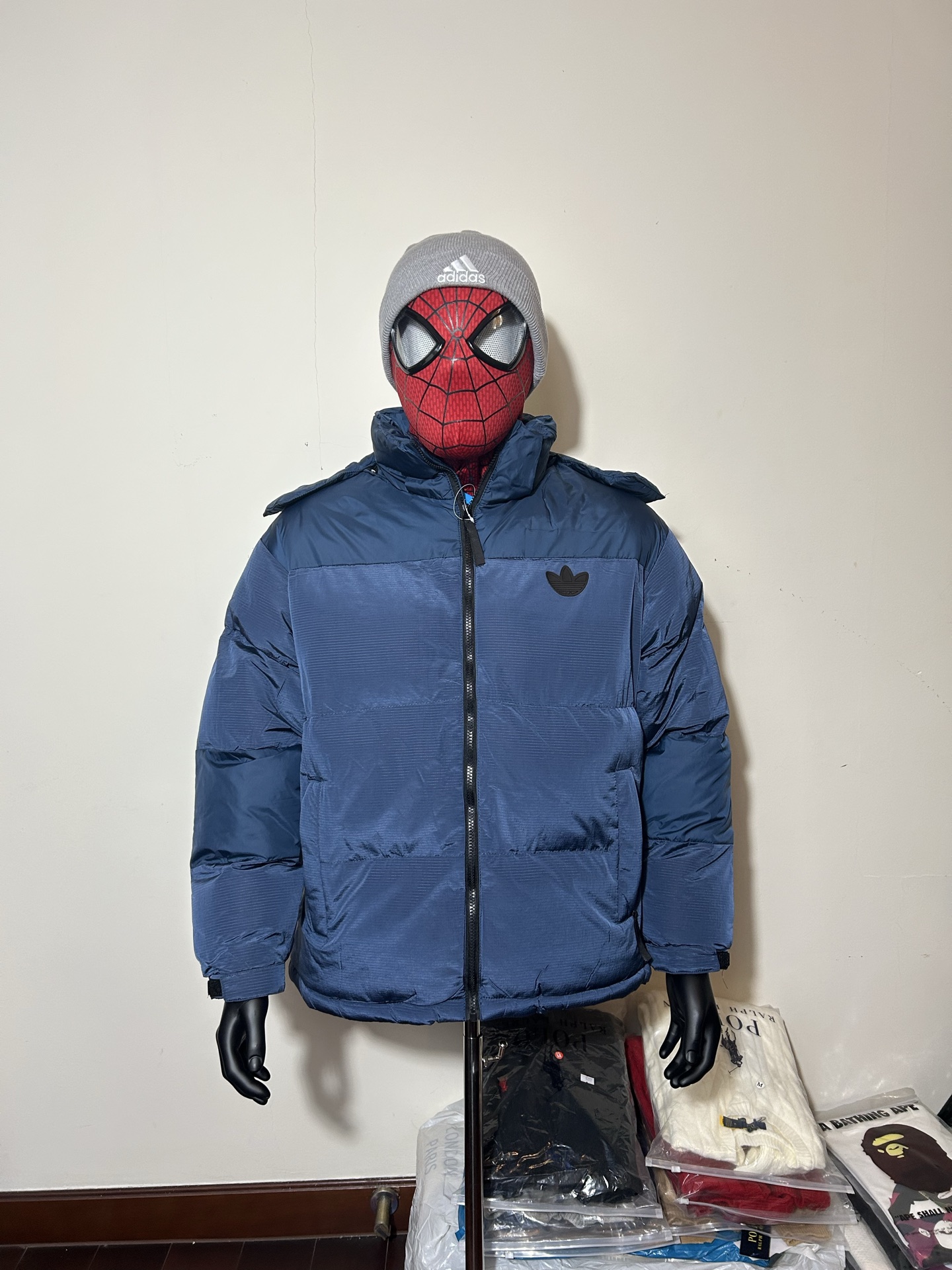 220💰
#FF3561阿迪冬季黑标三叶草系列连帽羽绒棉服
帽子可拆卸,一衣两穿,可当立领
尺码:S-XL 最大可穿到200斤
尺码 S M L XL 2XL
衣长 68 70 72 74 76
胸围 126 130 134 138 142
肩宽 55.5 57 58.5 60 61.5
袖长 59.5 61 62.5 64 65.5