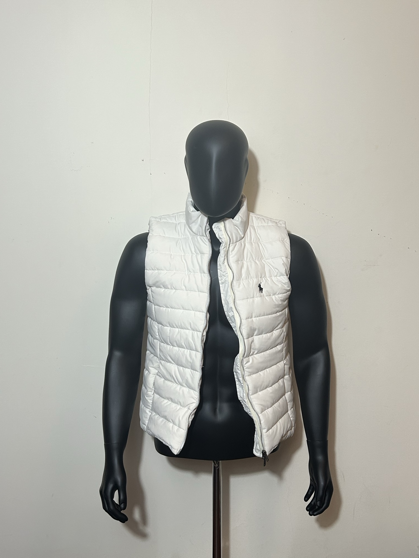 118💰
Polo Ralph Lauren FW24 纯色Logo刺绣拉链宽松马甲
颜色:纯白
尺码:M-XXL
M-75-90斤
L-90-105斤
XL-105-120斤
2XL-120-135斤