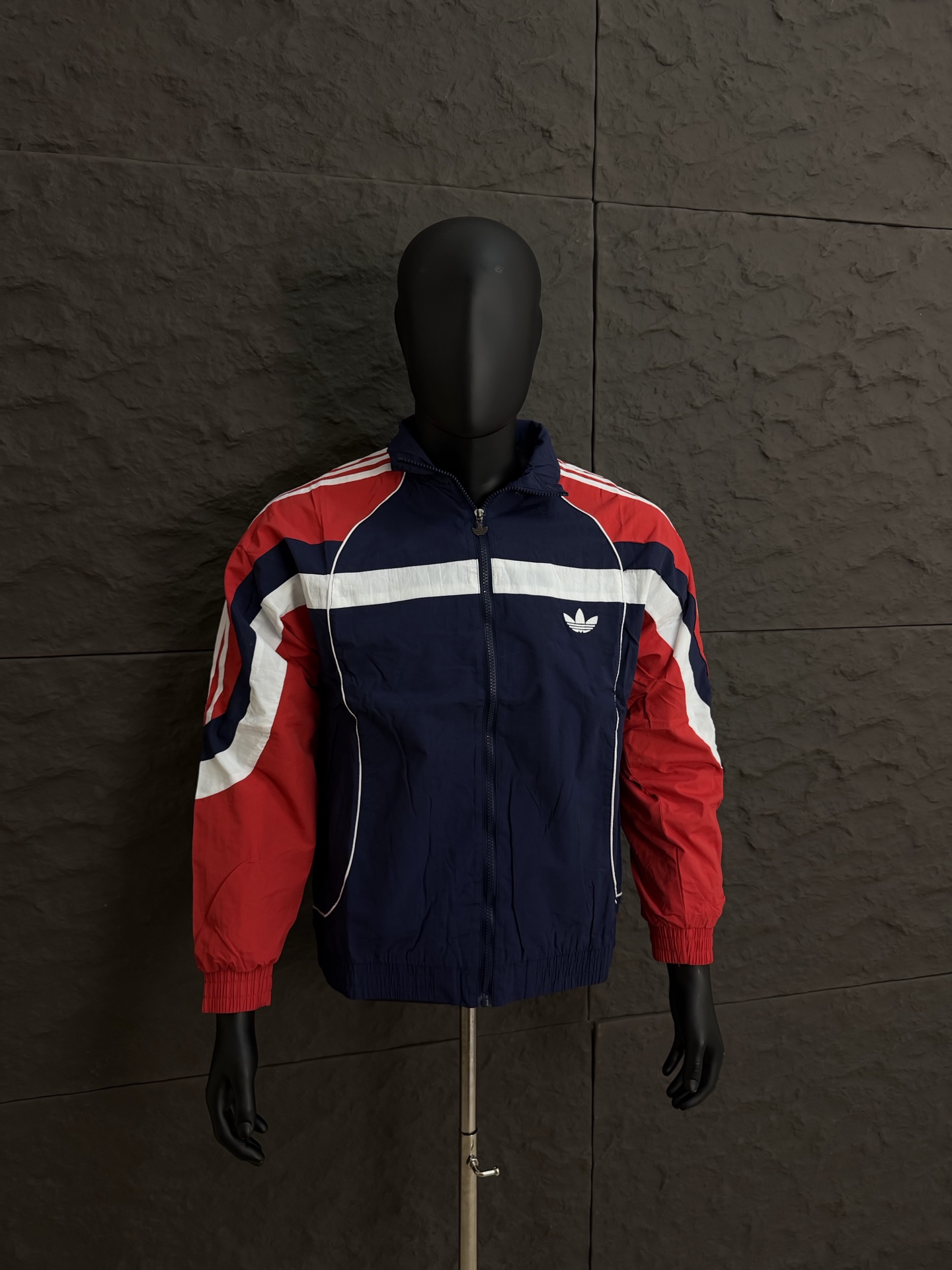 99💰正常售后
adidas originals RETRO 蛇年限定 复古拉链立领运动夹克
尺码:S-XL
S:胸围130 衣长67 肩宽54 袖长60
体重: 90-130斤.
M: 胸围125 衣长69 肩宽56 袖长61
体重:125-150斤.
L:胸围130 衣长71 肩宽58 袖长62
体重:150-175斤.
xl: 胸围135 衣长73 肩宽60 袖长63
体重:175-200斤.
.