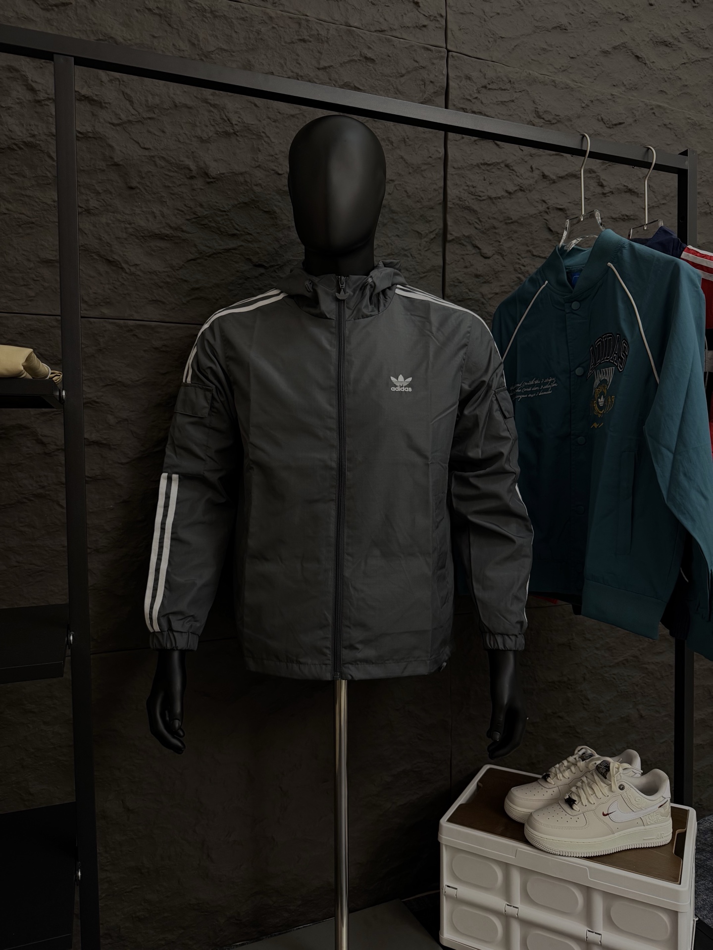 85💰
#FF1946 adidas originals Stag Track 休闲简约百搭连帽夹克外套
尺码:S-XXL