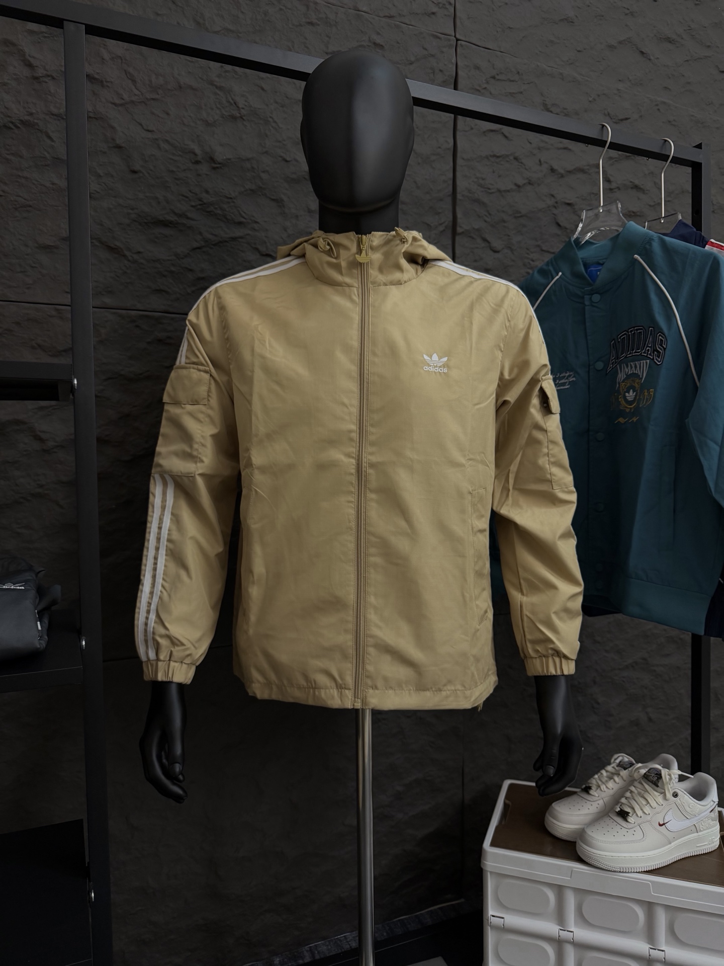 85💰
#FF1946 adidas originals Stag Track 休闲简约百搭连帽夹克外套
尺码:S-XXL