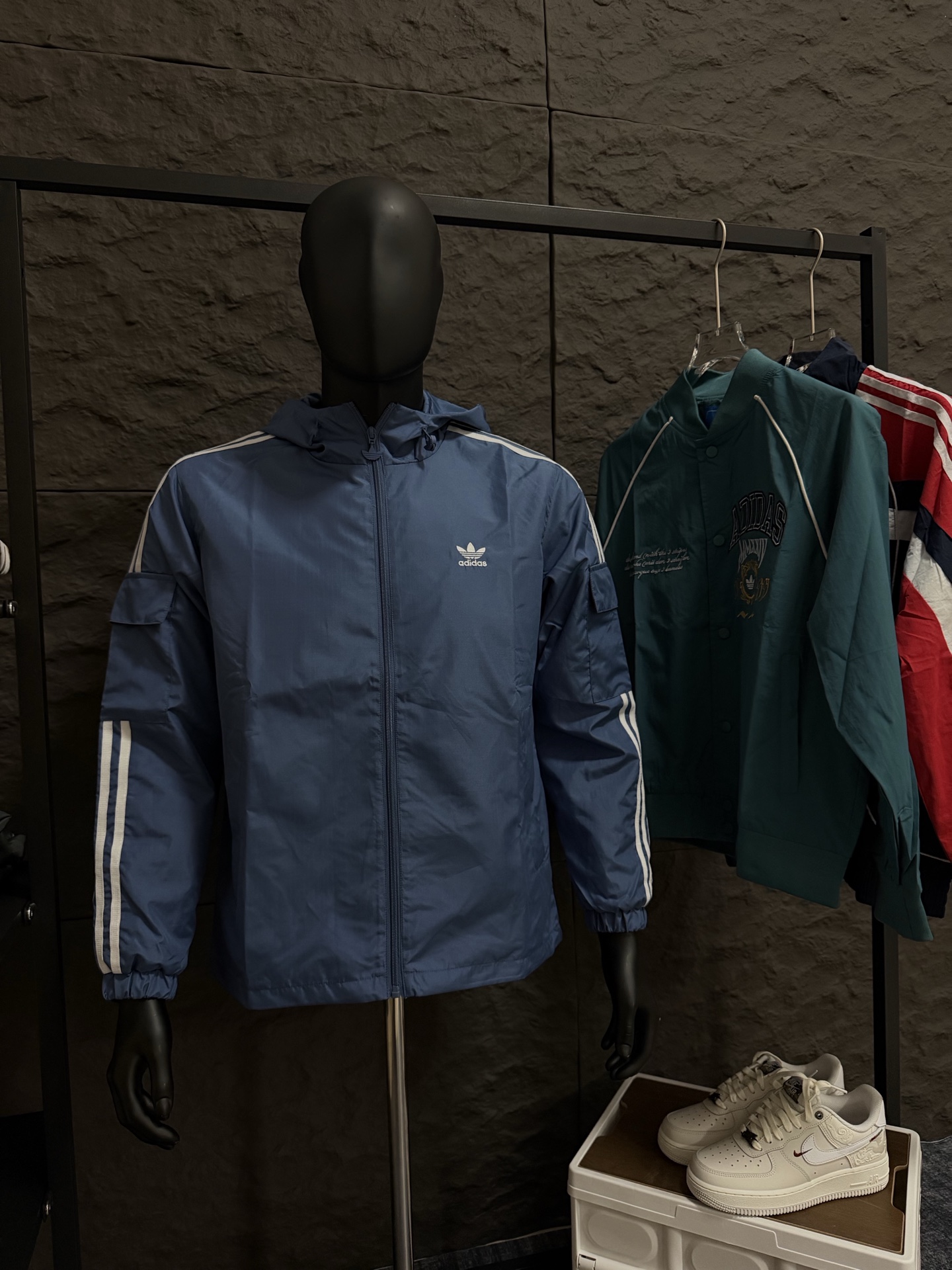 85💰
#FF1946 adidas originals Stag Track 休闲简约百搭连帽夹克外套
尺码:S-XXL