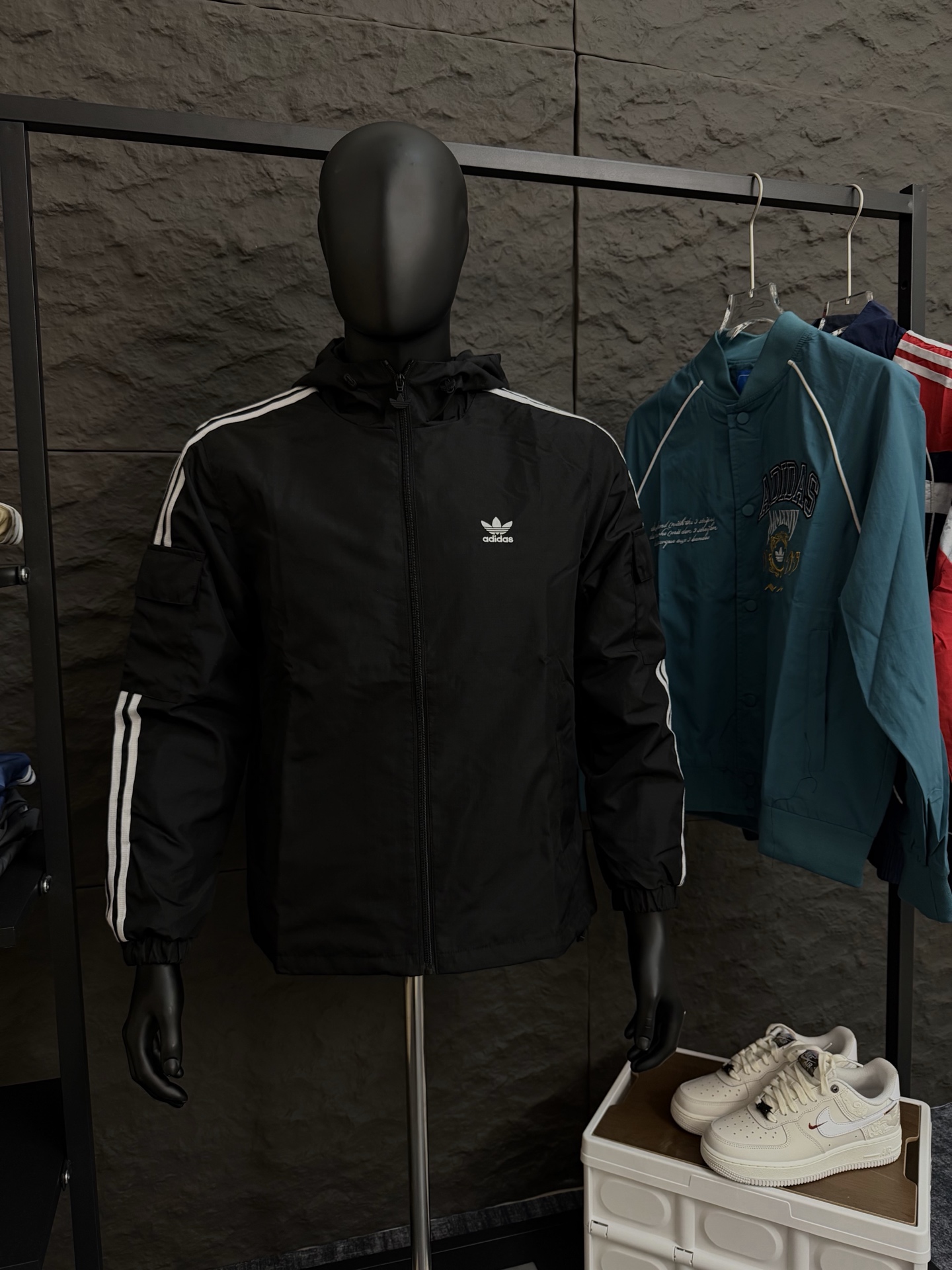 85💰
#FF1946 adidas originals Stag Track 休闲简约百搭连帽夹克外套
尺码:S-XXL