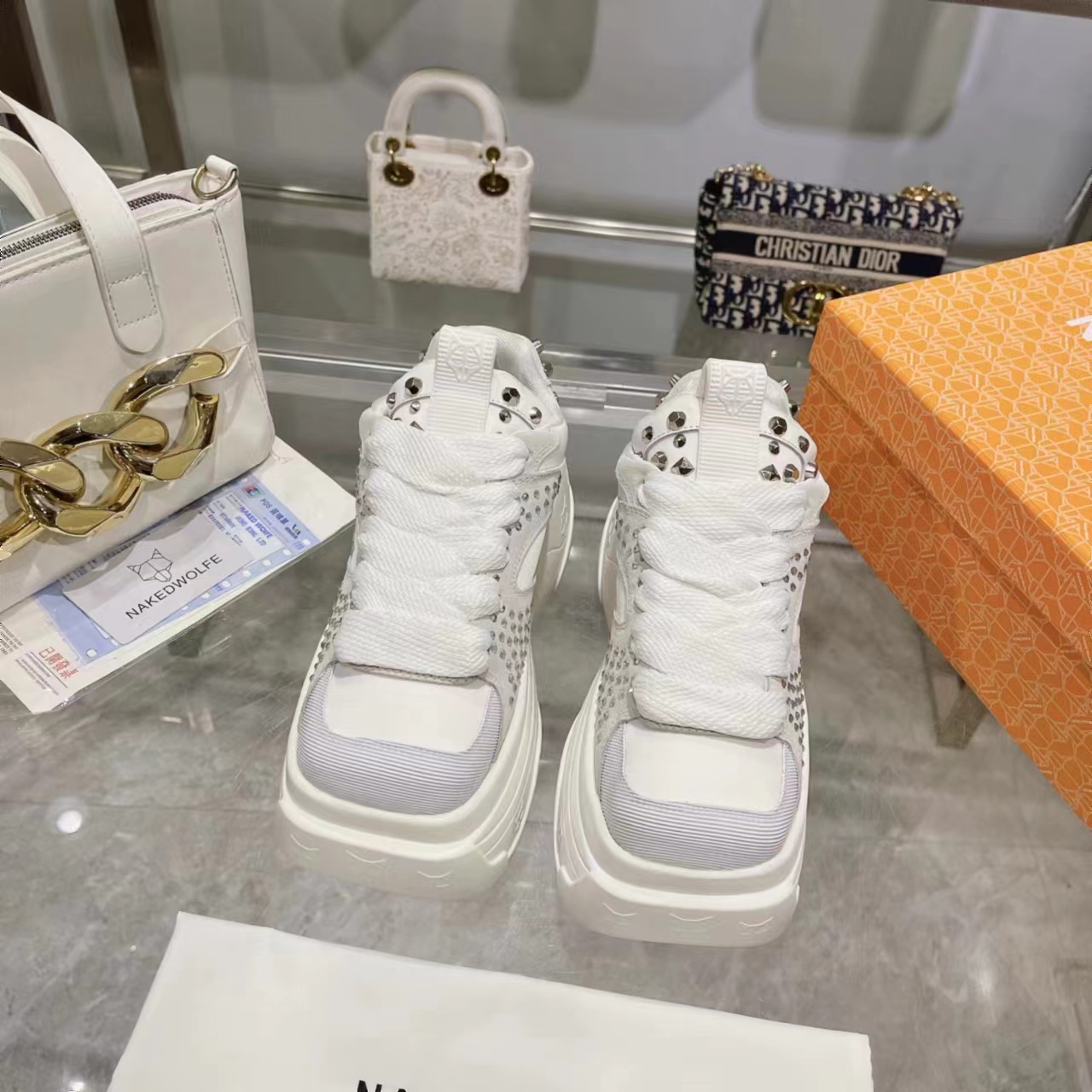 New NAKEEDWOLFE 2023 Collection: Comfortable Broad-Legged Jeans with Heeled Shoes