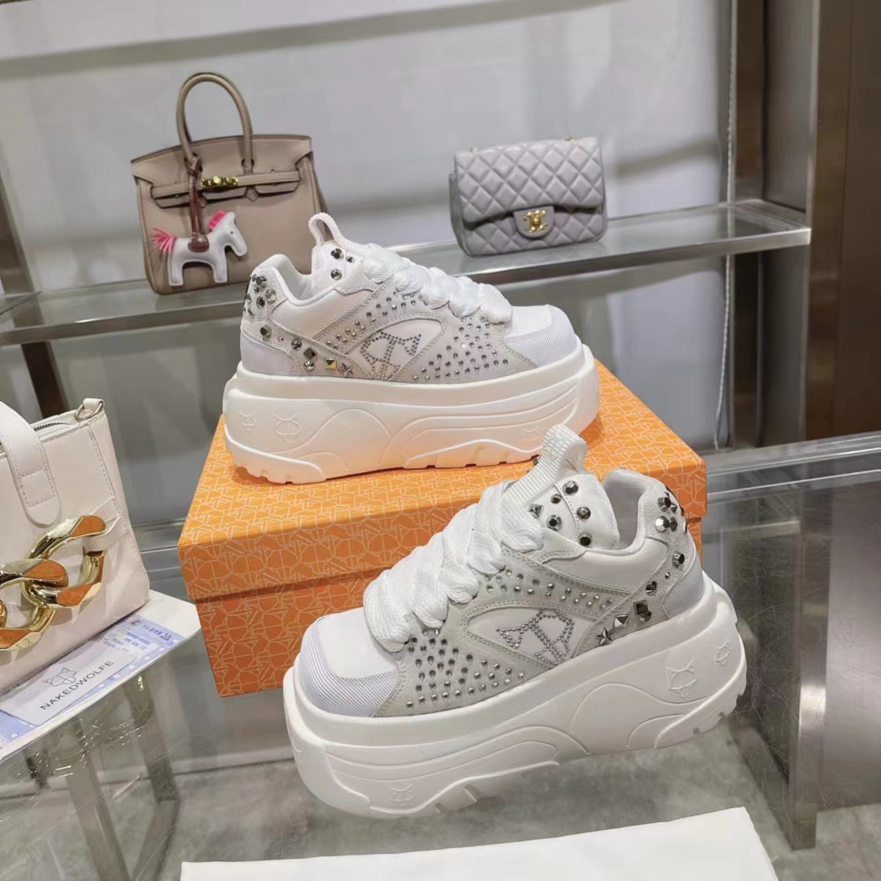 New NAKEEDWOLFE 2023 Collection: Comfortable Broad-Legged Jeans with Heeled Shoes - 图片 4