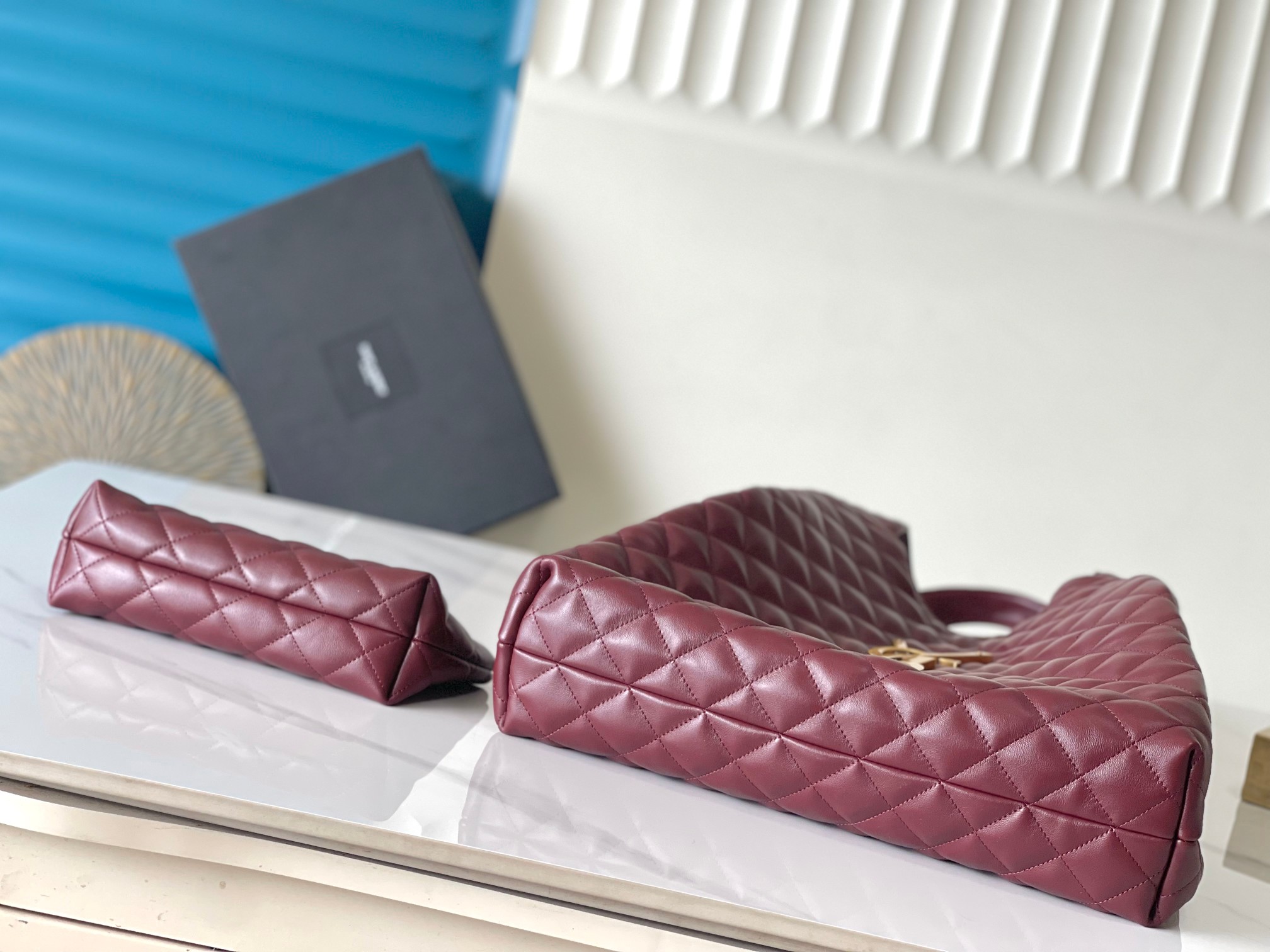 P1150🌸 【该尺寸无包装】ICARE托特包～购物袋,火爆全网的ICARE托特包,&ldquo;自由炙热，舒适惬意，优雅是你，随性也是你&rdquo;&mdash;&mdash;&mdash;Saint Laurent 22春夏新品推出的托特包袋,复古的菱形格子与精密细节的工艺在细节处ICARE也做到了真正的精致！作为最新的款式ICARE无论是外观材质实用性都一定能在包袋当中展示出不同的效果🖤男女皆可,超大的Logo设计，字母表面呈状，具有雕塑感和艺术风格，很是醒目，飒酷飒酷.惊艳到我了
款号：698651 《红色金扣》
尺寸:   38（58）*43*8