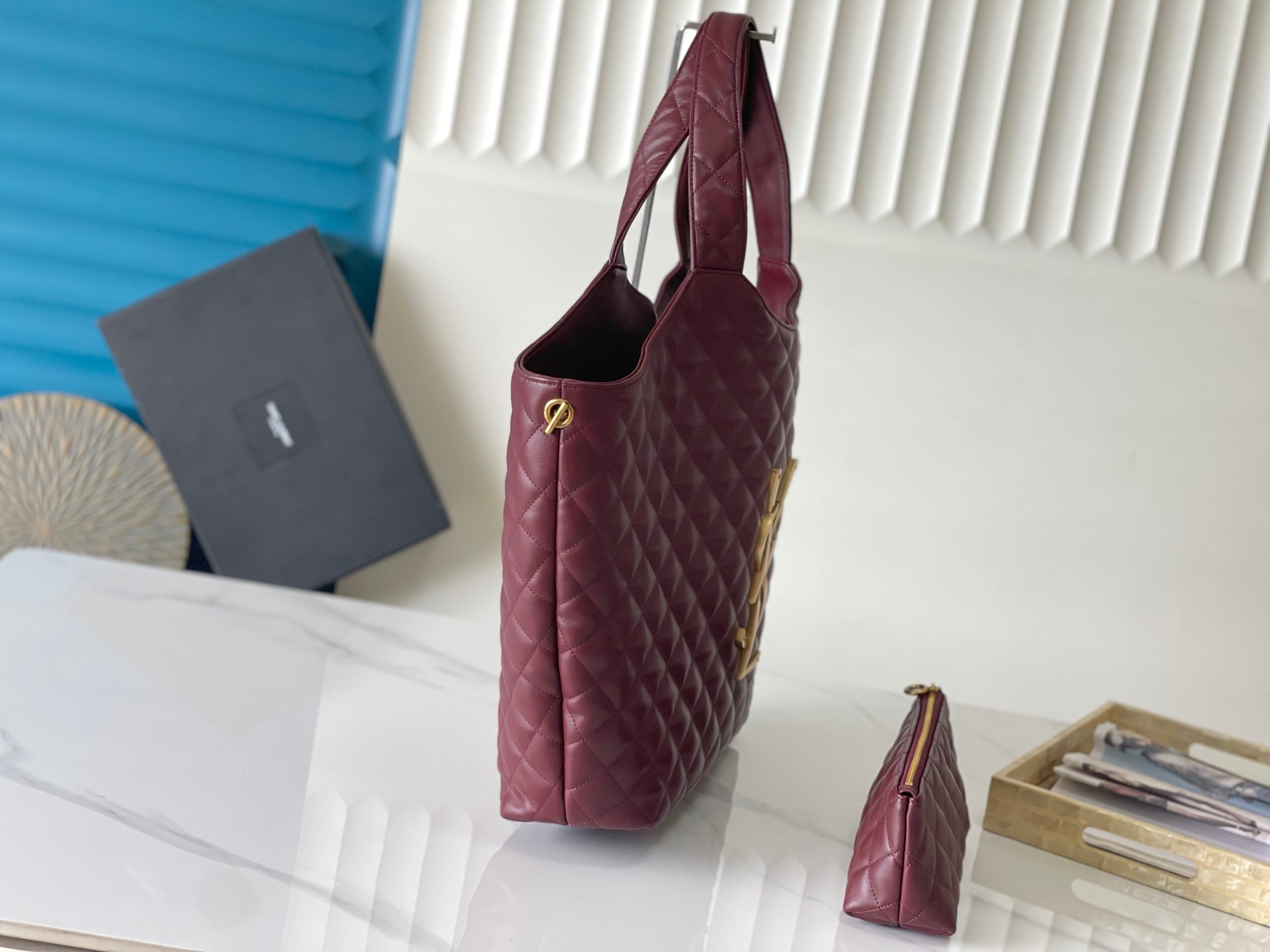 P1150🌸 【该尺寸无包装】ICARE托特包～购物袋,火爆全网的ICARE托特包,&ldquo;自由炙热，舒适惬意，优雅是你，随性也是你&rdquo;&mdash;&mdash;&mdash;Saint Laurent 22春夏新品推出的托特包袋,复古的菱形格子与精密细节的工艺在细节处ICARE也做到了真正的精致！作为最新的款式ICARE无论是外观材质实用性都一定能在包袋当中展示出不同的效果🖤男女皆可,超大的Logo设计，字母表面呈状，具有雕塑感和艺术风格，很是醒目，飒酷飒酷.惊艳到我了
款号：698651 《红色金扣》
尺寸:   38（58）*43*8