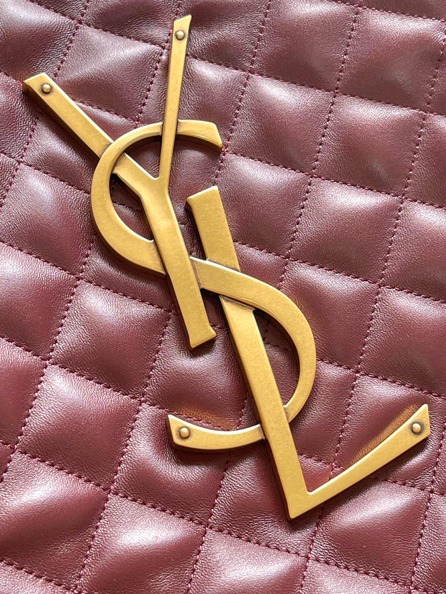 P1150🌸 【该尺寸无包装】ICARE托特包～购物袋,火爆全网的ICARE托特包,&ldquo;自由炙热，舒适惬意，优雅是你，随性也是你&rdquo;&mdash;&mdash;&mdash;Saint Laurent 22春夏新品推出的托特包袋,复古的菱形格子与精密细节的工艺在细节处ICARE也做到了真正的精致！作为最新的款式ICARE无论是外观材质实用性都一定能在包袋当中展示出不同的效果🖤男女皆可,超大的Logo设计，字母表面呈状，具有雕塑感和艺术风格，很是醒目，飒酷飒酷.惊艳到我了
款号：698651 《红色金扣》
尺寸:   38（58）*43*8