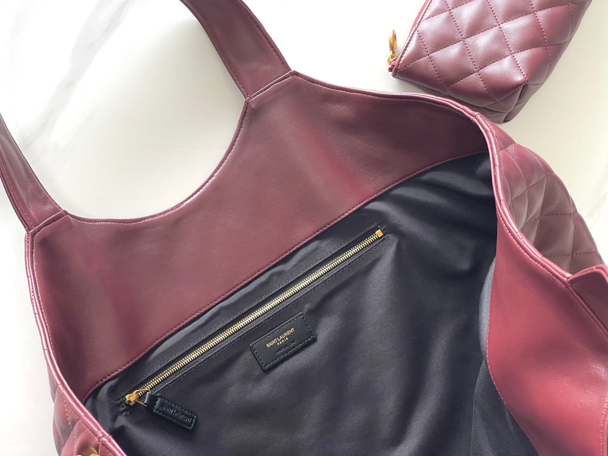 P1150🌸 【该尺寸无包装】ICARE托特包～购物袋,火爆全网的ICARE托特包,&ldquo;自由炙热，舒适惬意，优雅是你，随性也是你&rdquo;&mdash;&mdash;&mdash;Saint Laurent 22春夏新品推出的托特包袋,复古的菱形格子与精密细节的工艺在细节处ICARE也做到了真正的精致！作为最新的款式ICARE无论是外观材质实用性都一定能在包袋当中展示出不同的效果🖤男女皆可,超大的Logo设计，字母表面呈状，具有雕塑感和艺术风格，很是醒目，飒酷飒酷.惊艳到我了
款号：698651 《红色金扣》
尺寸:   38（58）*43*8