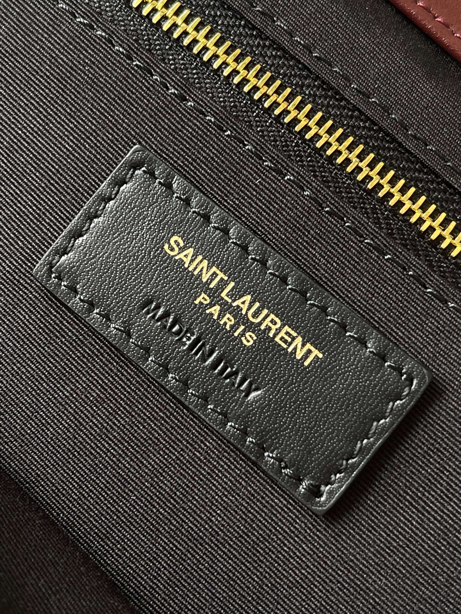 P1150🌸 【该尺寸无包装】ICARE托特包～购物袋,火爆全网的ICARE托特包,&ldquo;自由炙热，舒适惬意，优雅是你，随性也是你&rdquo;&mdash;&mdash;&mdash;Saint Laurent 22春夏新品推出的托特包袋,复古的菱形格子与精密细节的工艺在细节处ICARE也做到了真正的精致！作为最新的款式ICARE无论是外观材质实用性都一定能在包袋当中展示出不同的效果🖤男女皆可,超大的Logo设计，字母表面呈状，具有雕塑感和艺术风格，很是醒目，飒酷飒酷.惊艳到我了
款号：698651 《红色金扣》
尺寸:   38（58）*43*8