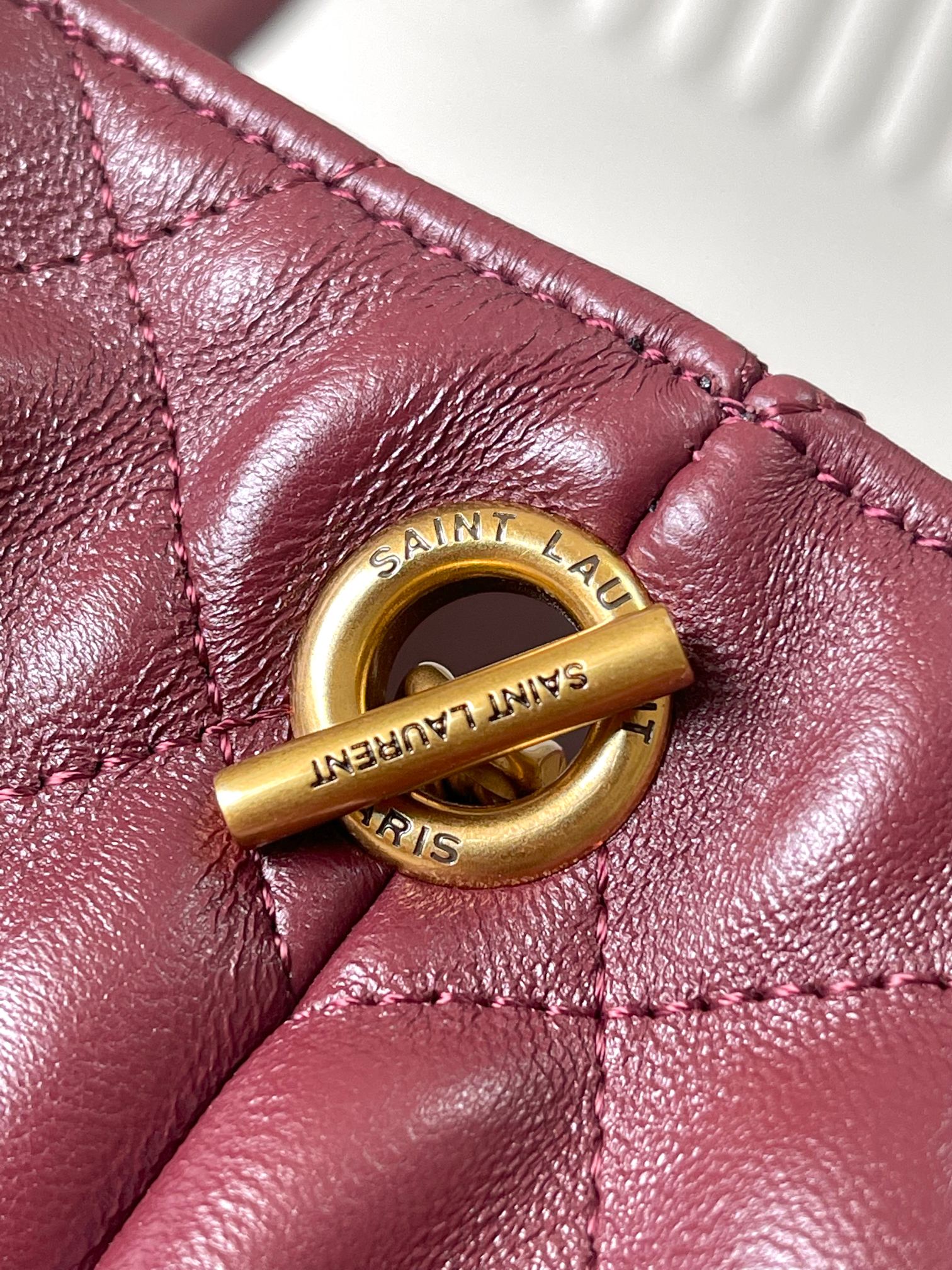 P1150🌸 【该尺寸无包装】ICARE托特包～购物袋,火爆全网的ICARE托特包,&ldquo;自由炙热，舒适惬意，优雅是你，随性也是你&rdquo;&mdash;&mdash;&mdash;Saint Laurent 22春夏新品推出的托特包袋,复古的菱形格子与精密细节的工艺在细节处ICARE也做到了真正的精致！作为最新的款式ICARE无论是外观材质实用性都一定能在包袋当中展示出不同的效果🖤男女皆可,超大的Logo设计，字母表面呈状，具有雕塑感和艺术风格，很是醒目，飒酷飒酷.惊艳到我了
款号：698651 《红色金扣》
尺寸:   38（58）*43*8