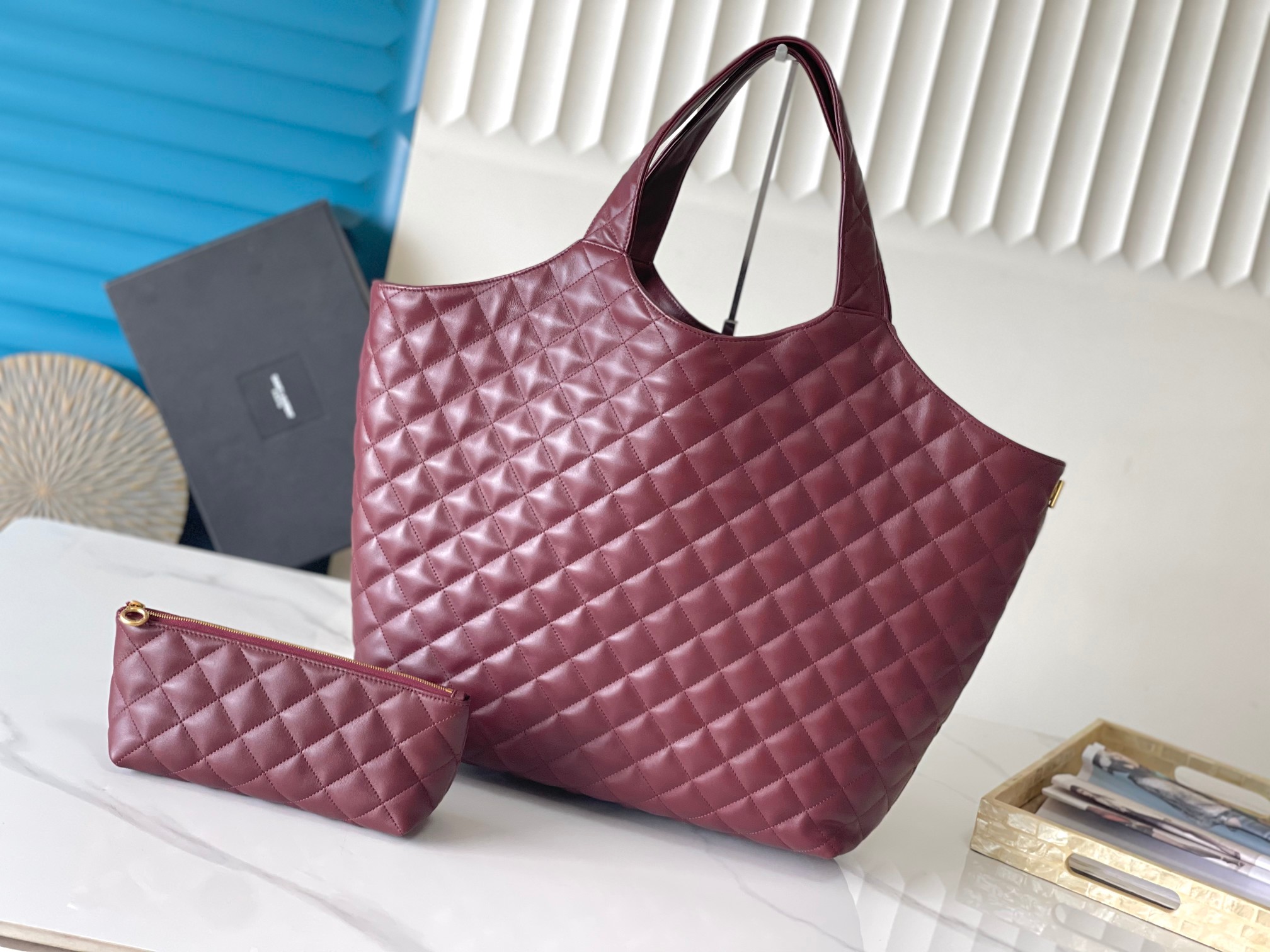 P1150🌸 【该尺寸无包装】ICARE托特包～购物袋,火爆全网的ICARE托特包,&ldquo;自由炙热，舒适惬意，优雅是你，随性也是你&rdquo;&mdash;&mdash;&mdash;Saint Laurent 22春夏新品推出的托特包袋,复古的菱形格子与精密细节的工艺在细节处ICARE也做到了真正的精致！作为最新的款式ICARE无论是外观材质实用性都一定能在包袋当中展示出不同的效果🖤男女皆可,超大的Logo设计，字母表面呈状，具有雕塑感和艺术风格，很是醒目，飒酷飒酷.惊艳到我了
款号：698651 《红色金扣》
尺寸:   38（58）*43*8