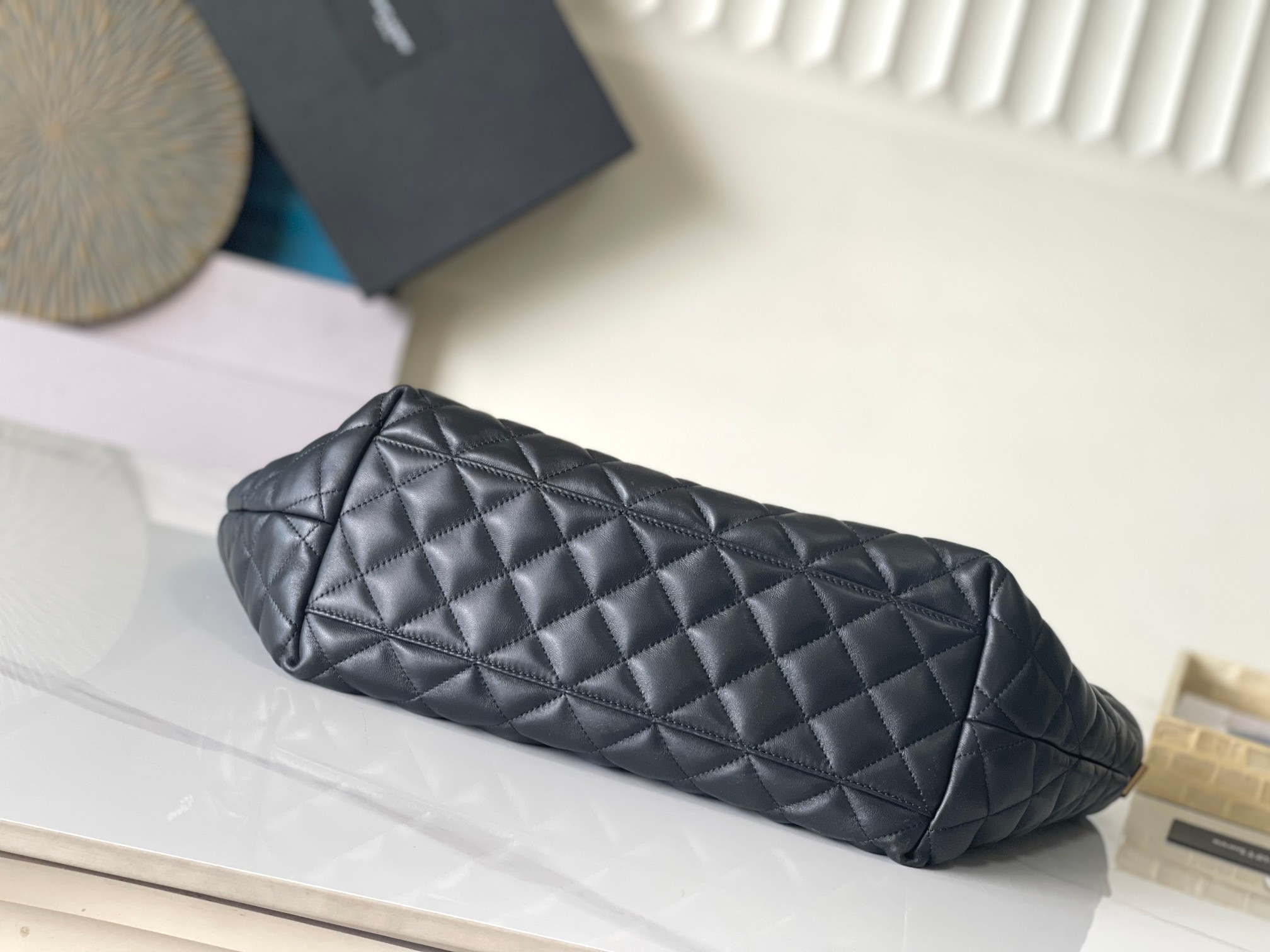 P950 🌸 《该尺寸不带包装》𝗜𝗖𝗔𝗥𝗘 🆕小号托特包
关注度最高的单品之一！复古的菱形格子，放大版的LoGo纯手工打造，很是醒目，飒酷飒酷，顶级的小羊皮触感柔软细腻、自重超轻容量却超级实用！🉑多种背法：手挎、肩背任何风格人群都可驾驭！还不快点剁手入吗！！
【尺寸:   30（48）*30*5cm】
  型号：858191