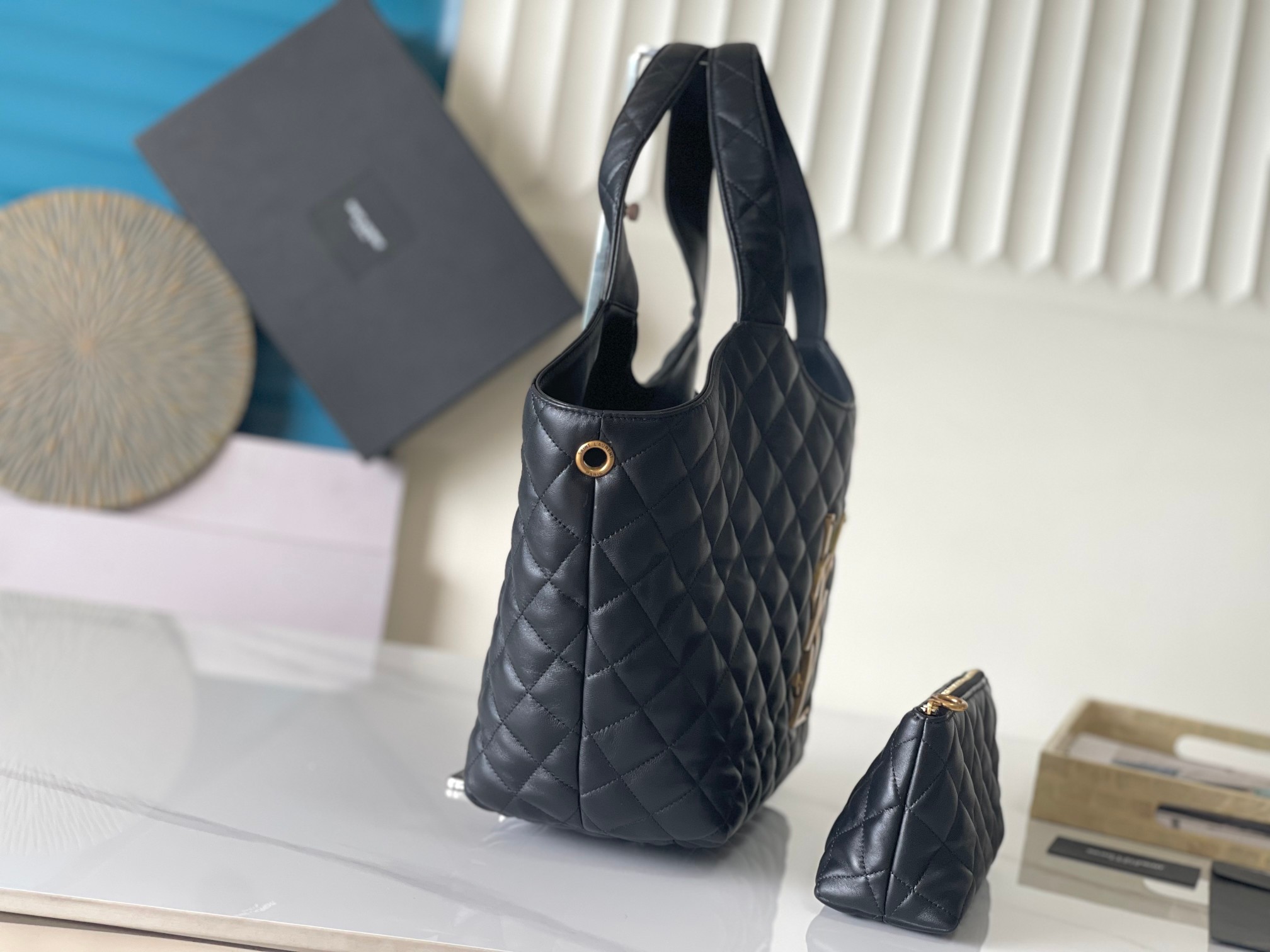 P950 🌸 《该尺寸不带包装》𝗜𝗖𝗔𝗥𝗘 🆕小号托特包
关注度最高的单品之一！复古的菱形格子，放大版的LoGo纯手工打造，很是醒目，飒酷飒酷，顶级的小羊皮触感柔软细腻、自重超轻容量却超级实用！🉑多种背法：手挎、肩背任何风格人群都可驾驭！还不快点剁手入吗！！
【尺寸:   30（48）*30*5cm】
  型号：858191