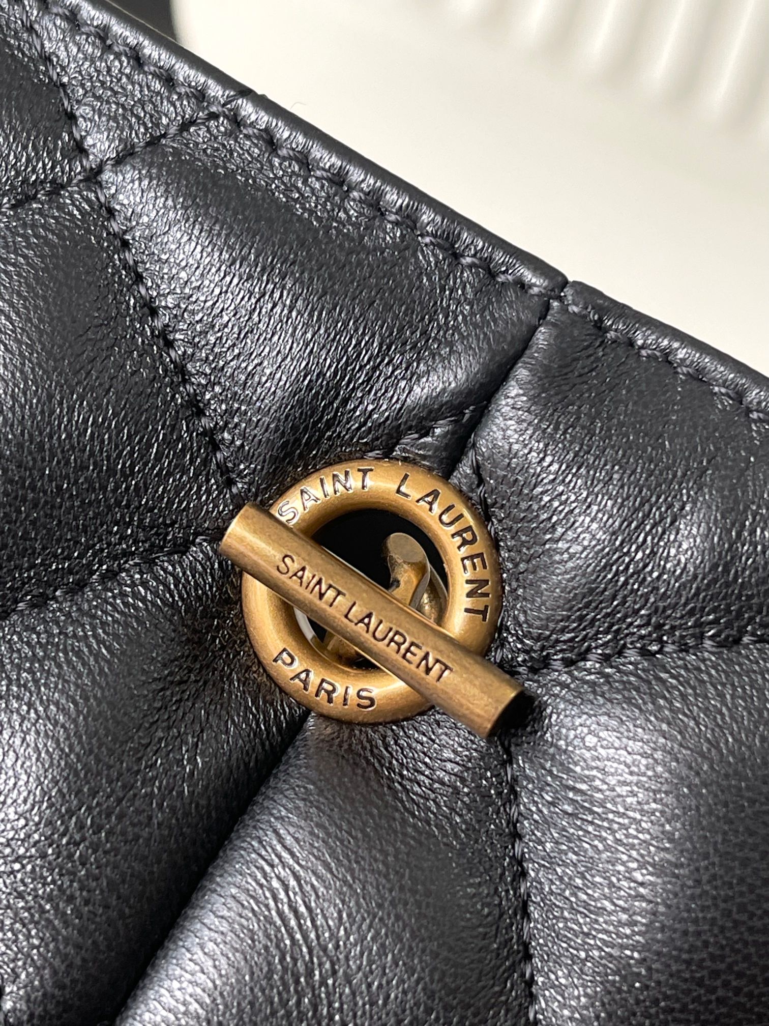 P950 🌸 《该尺寸不带包装》𝗜𝗖𝗔𝗥𝗘 🆕小号托特包
关注度最高的单品之一！复古的菱形格子，放大版的LoGo纯手工打造，很是醒目，飒酷飒酷，顶级的小羊皮触感柔软细腻、自重超轻容量却超级实用！🉑多种背法：手挎、肩背任何风格人群都可驾驭！还不快点剁手入吗！！
【尺寸:   30（48）*30*5cm】
  型号：858191