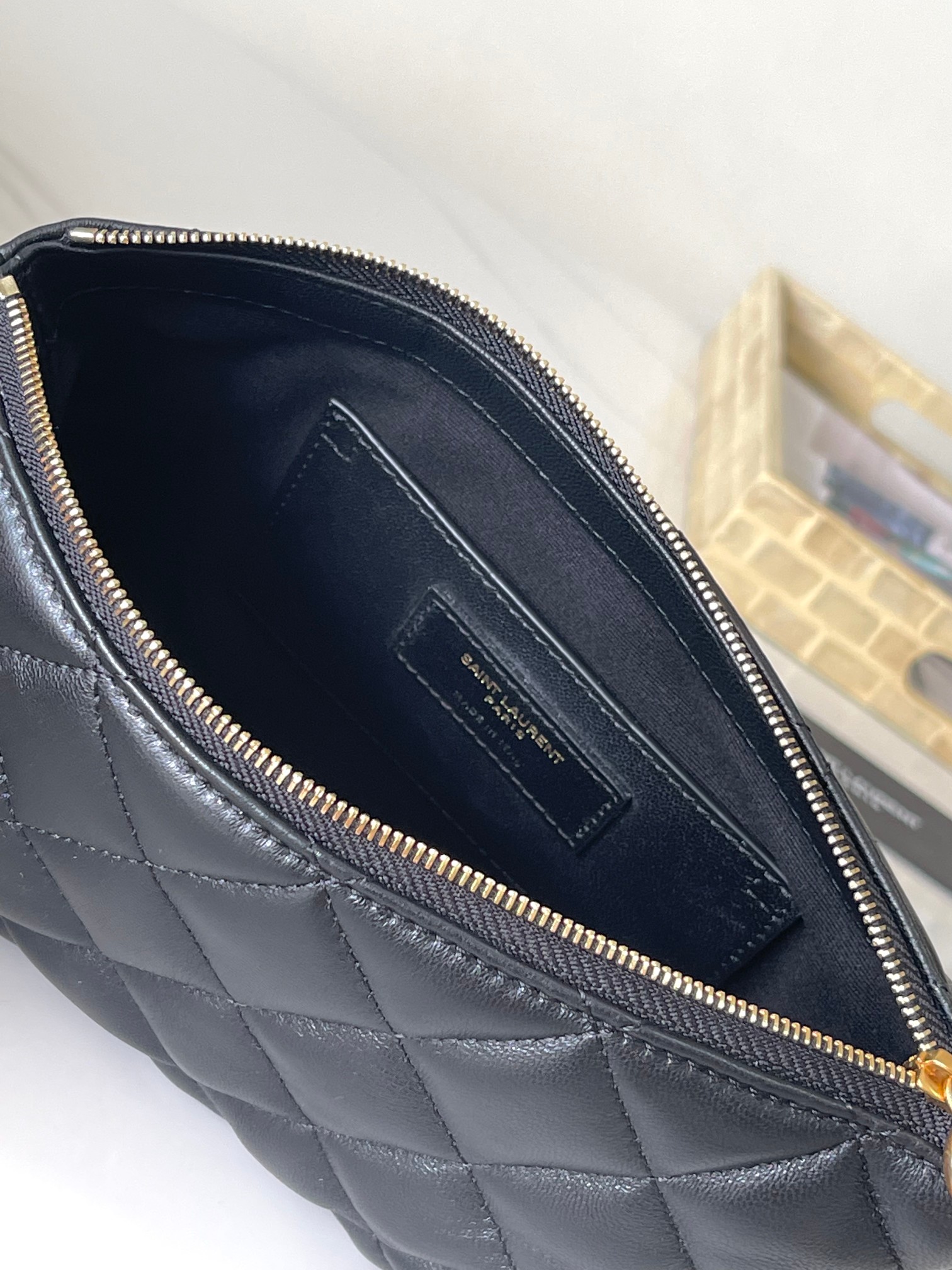 P950 🌸 《该尺寸不带包装》𝗜𝗖𝗔𝗥𝗘 🆕小号托特包
关注度最高的单品之一！复古的菱形格子，放大版的LoGo纯手工打造，很是醒目，飒酷飒酷，顶级的小羊皮触感柔软细腻、自重超轻容量却超级实用！🉑多种背法：手挎、肩背任何风格人群都可驾驭！还不快点剁手入吗！！
【尺寸:   30（48）*30*5cm】
  型号：858191