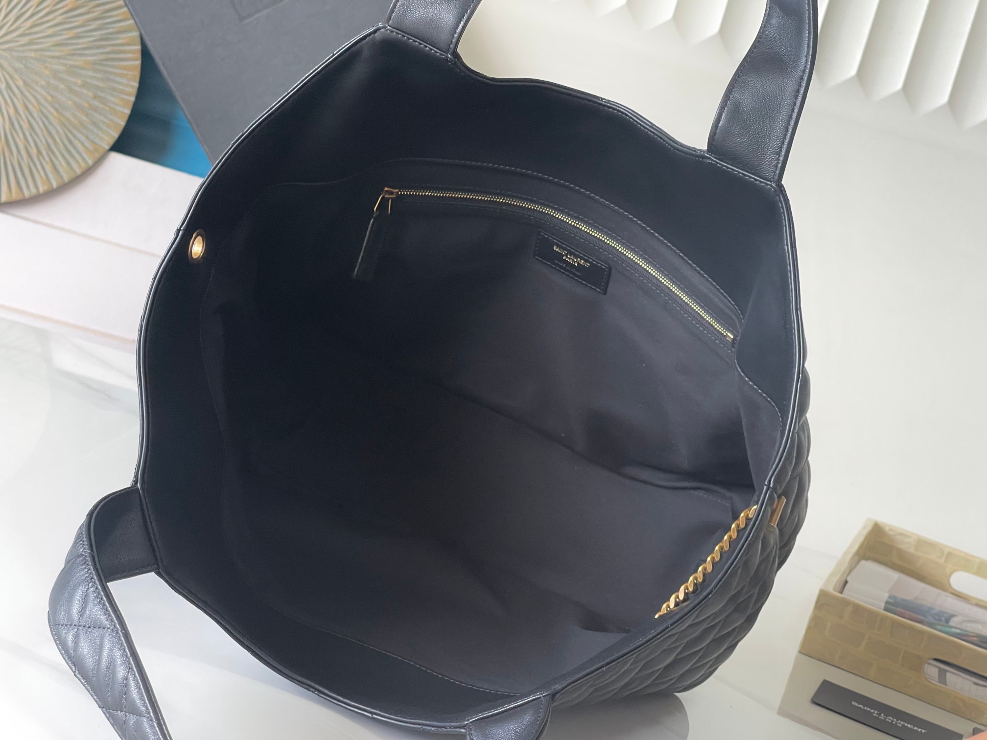 P950 🌸 《该尺寸不带包装》𝗜𝗖𝗔𝗥𝗘 🆕小号托特包
关注度最高的单品之一！复古的菱形格子，放大版的LoGo纯手工打造，很是醒目，飒酷飒酷，顶级的小羊皮触感柔软细腻、自重超轻容量却超级实用！🉑多种背法：手挎、肩背任何风格人群都可驾驭！还不快点剁手入吗！！
【尺寸:   30（48）*30*5cm】
  型号：858191