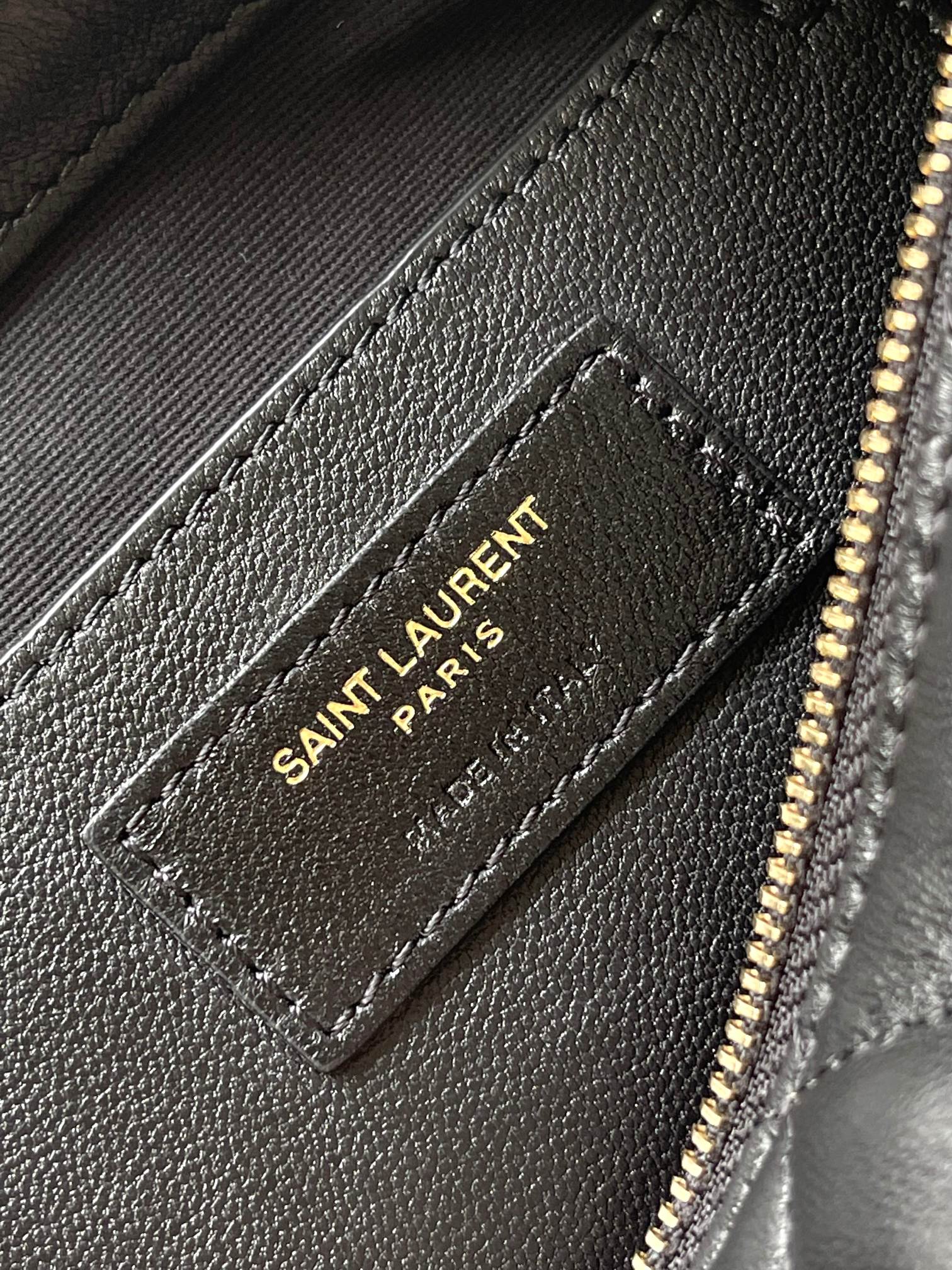 P950 🌸 《该尺寸不带包装》𝗜𝗖𝗔𝗥𝗘 🆕小号托特包
关注度最高的单品之一！复古的菱形格子，放大版的LoGo纯手工打造，很是醒目，飒酷飒酷，顶级的小羊皮触感柔软细腻、自重超轻容量却超级实用！🉑多种背法：手挎、肩背任何风格人群都可驾驭！还不快点剁手入吗！！
【尺寸:   30（48）*30*5cm】
  型号：858191