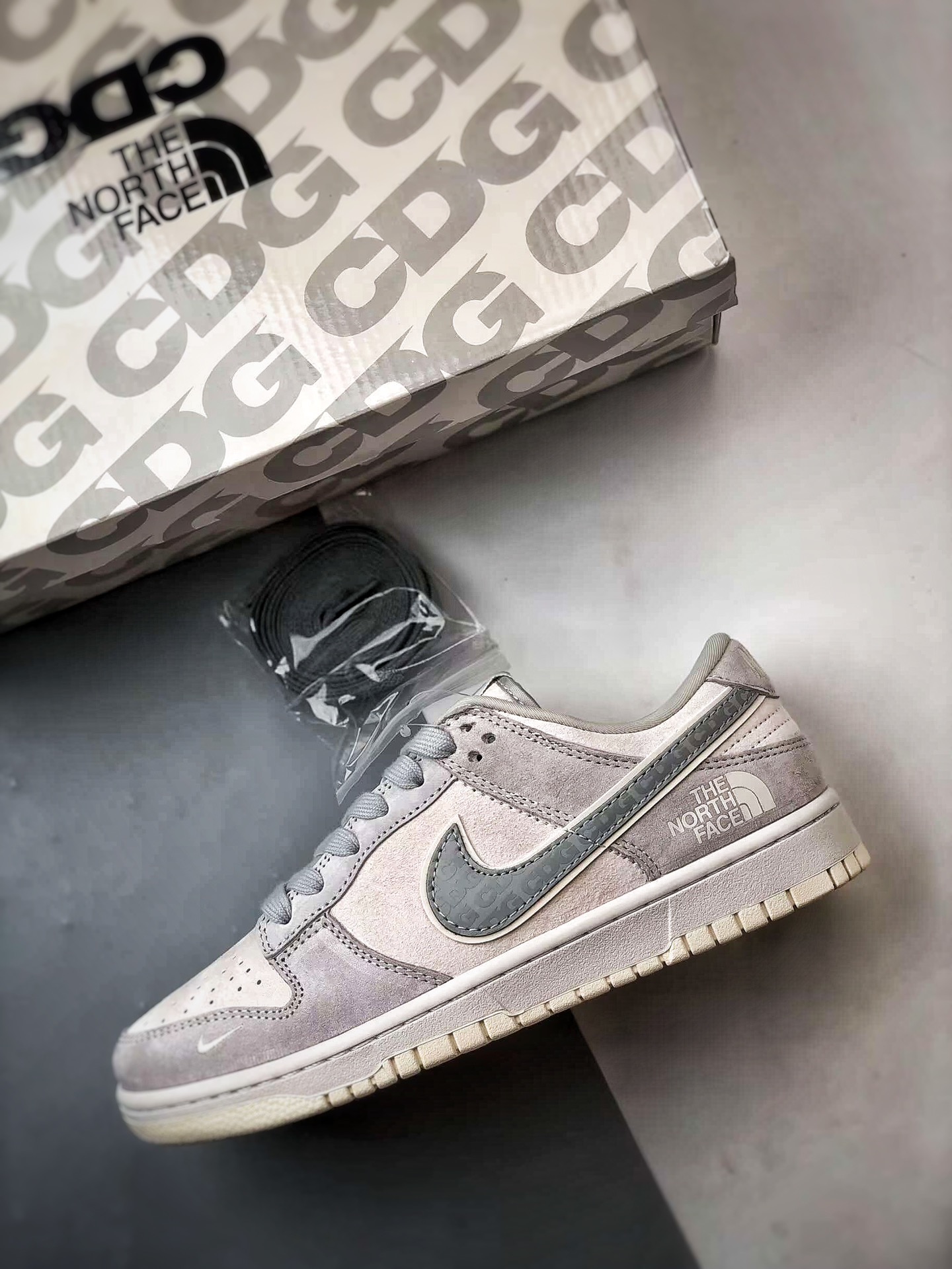 CX专供 毒版公司货 【NK】 NK Dunk Low Retro "DIY高端定制" 北面CDG米灰反光钩 低帮休闲运动板鞋 原装头层材料 用料绝不含糊 独家版型蒸餾加工帶來的是更好的视觉和脚感体验 清洁度 电绣工艺 皮料切割干净无任何毛边 细节完美 货号：DQ1098-399 Size：36 36.5 37.5 38 38.5 39 40 40.5 41 42 42.5 43 44 44.5 45