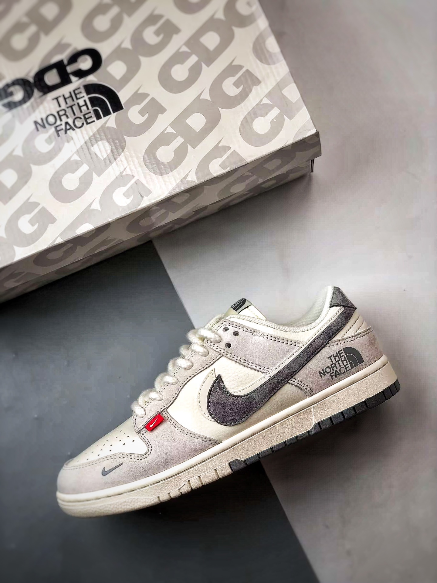 CX专供 OG版公司货 【NK】 NK Dunk Low Retro "DIY高端定制" 北面米白灰双钩 低帮休闲运动板鞋 原装头层材料 用料绝不含糊 独家版型蒸餾加工帶來的是更好的视觉和脚感体验 清洁度 电绣工艺 皮料切割干净无任何毛边 细节完美 货号：SJ1089-009 Size：36 36.5 37.5 38 38.5 39 40 40.5 41 42 42.5 43 44 44.5 45