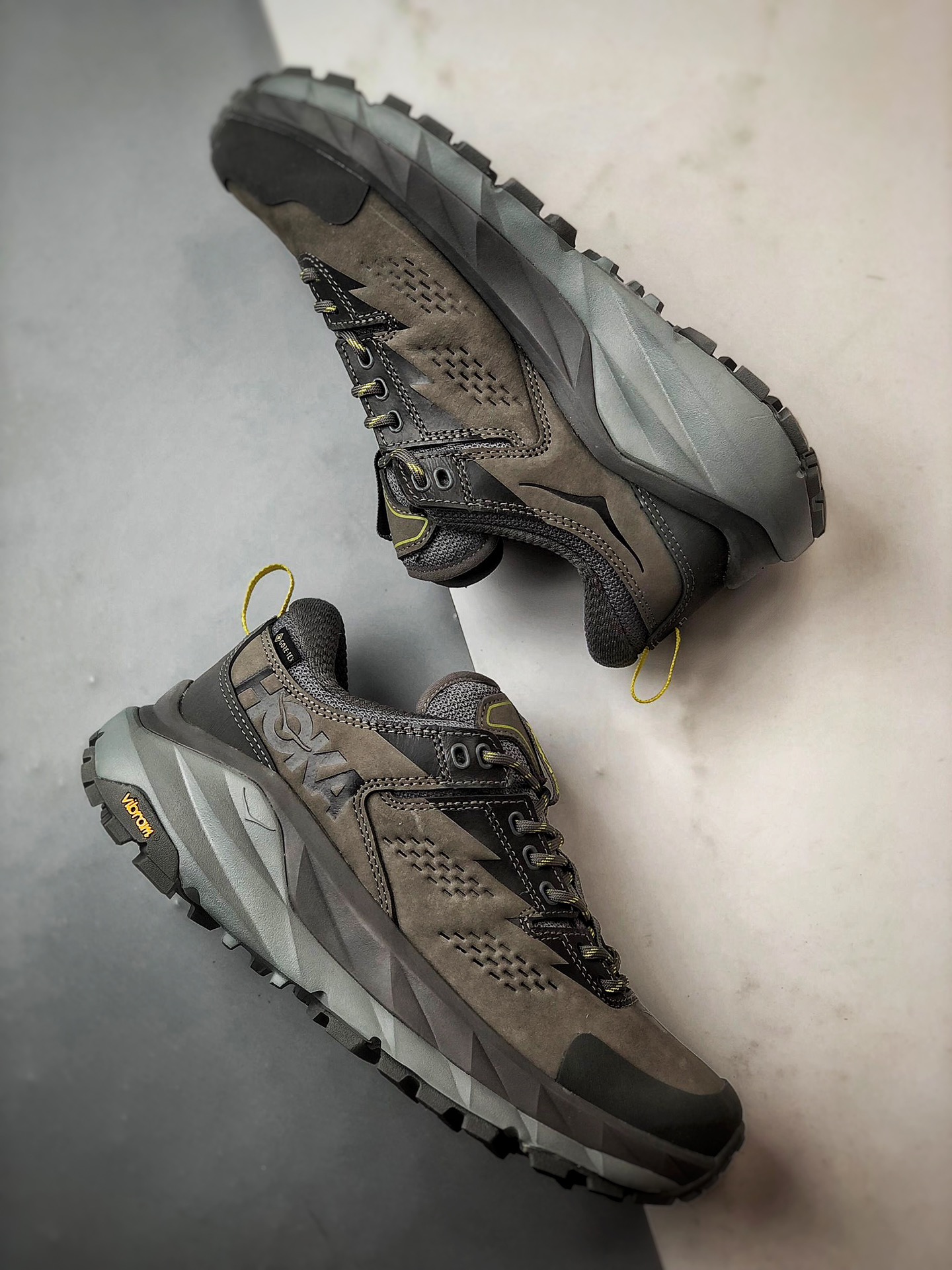Hoka One One Kaha Low GTX 岩灰色  1118586-CGGS