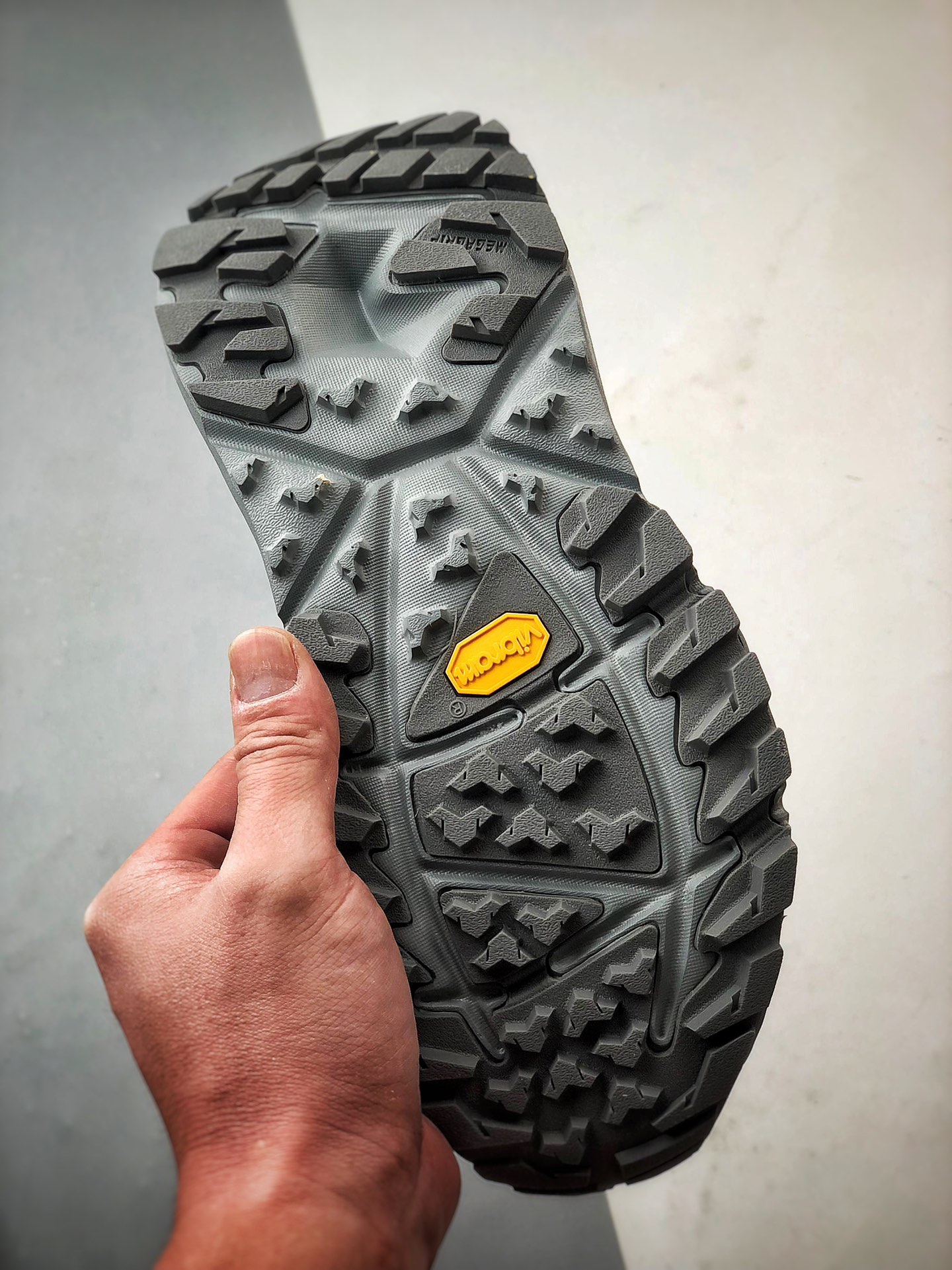 Hoka One One Kaha Low GTX 岩灰色  1118586-CGGS