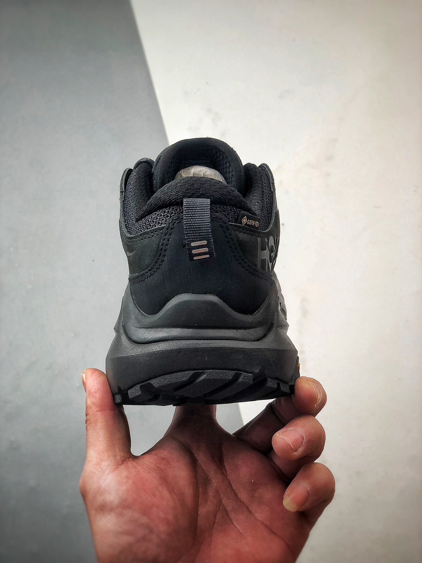 Hoka One One Kaha Low GTX 黑色 卡哈耐磨減震低帮户外功能运动鞋  1118586-BCCG