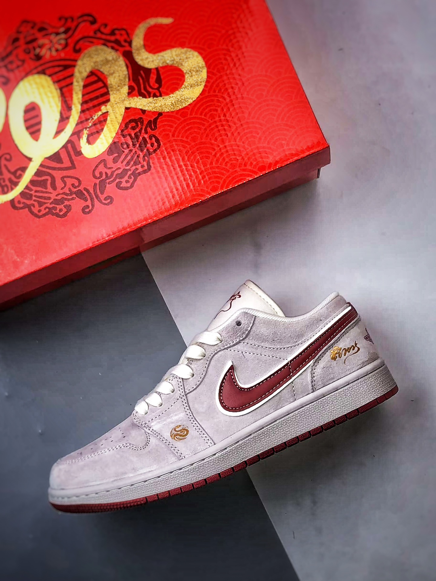 Air Jordan 1 Low OG ”高端定制” 蛇年限定灰红麂皮  XX3318-513