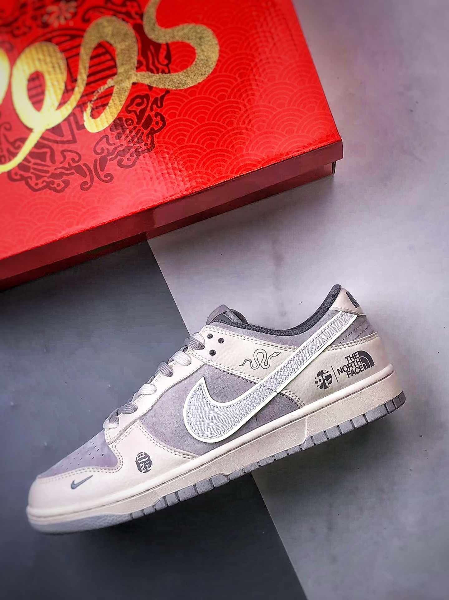 NK Dunk Low Retro ”DIY高端定制” 北面蛇年米白灰 低帮休闲运动板鞋  DM6868-007