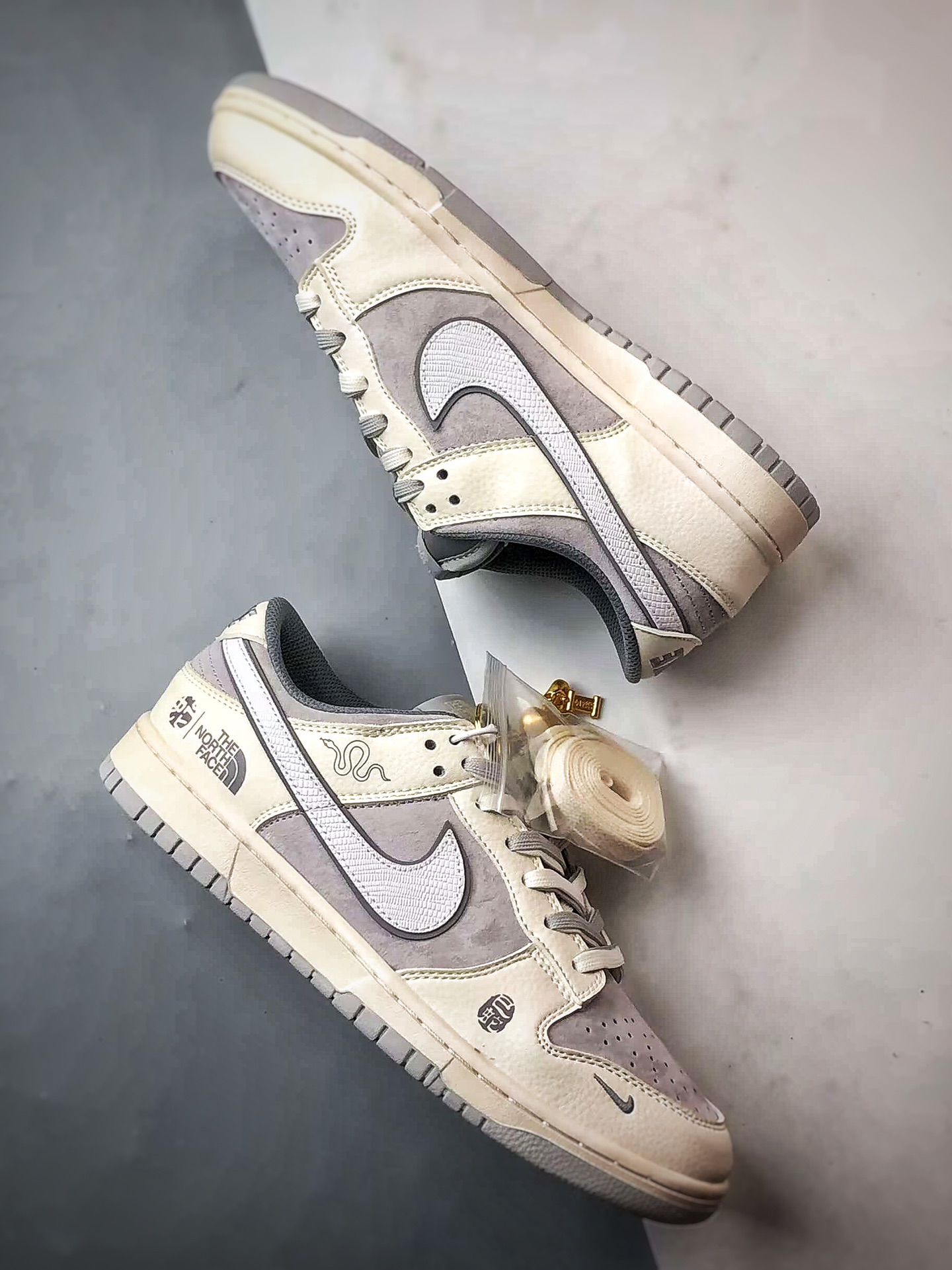NK Dunk Low Retro ”DIY高端定制” 北面蛇年米白灰 低帮休闲运动板鞋  DM6868-007