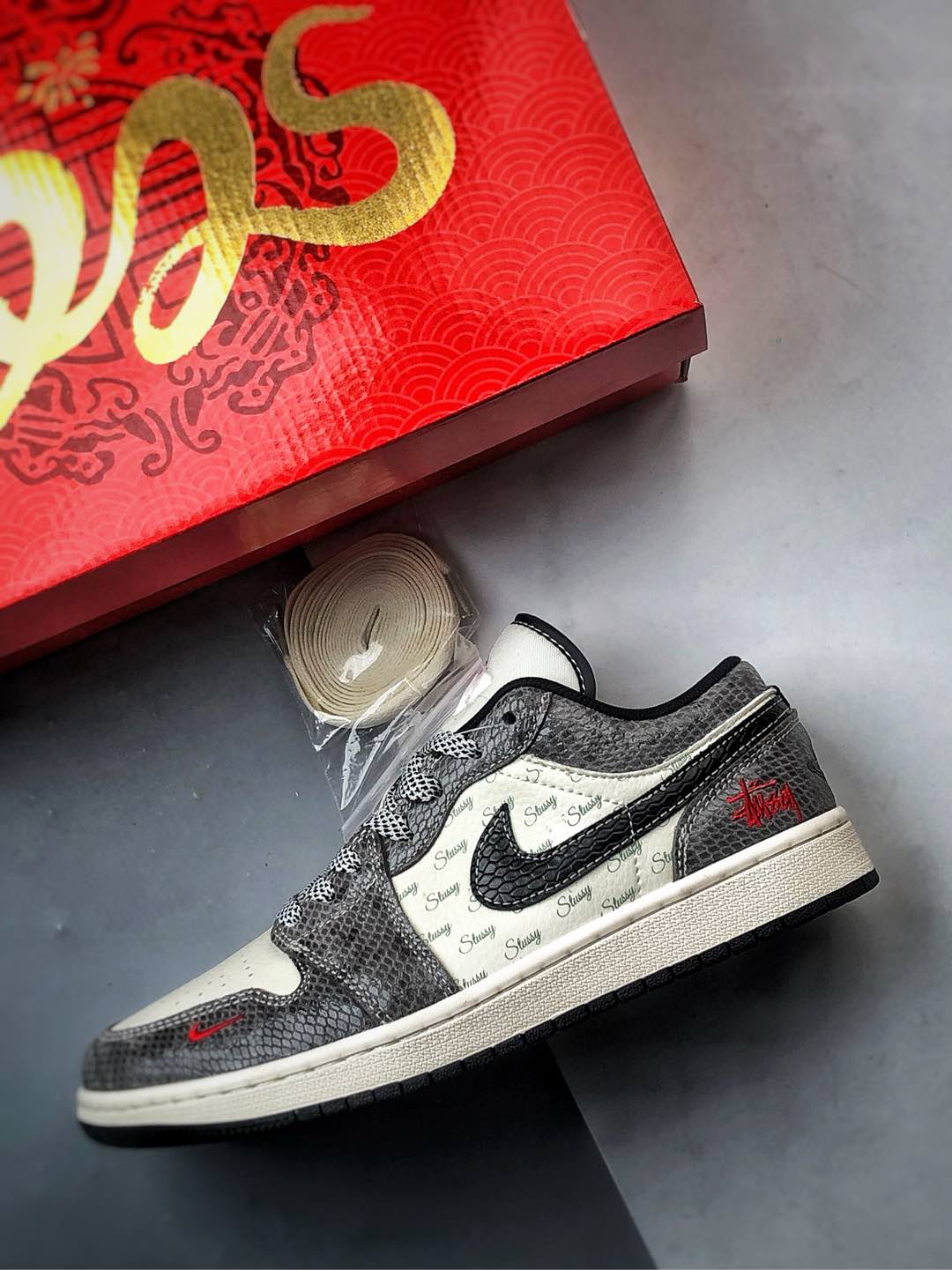 Air Jordan 1 Low OG ”高端定制” 斯图西米白灰黑蛇纹  FC1688-202