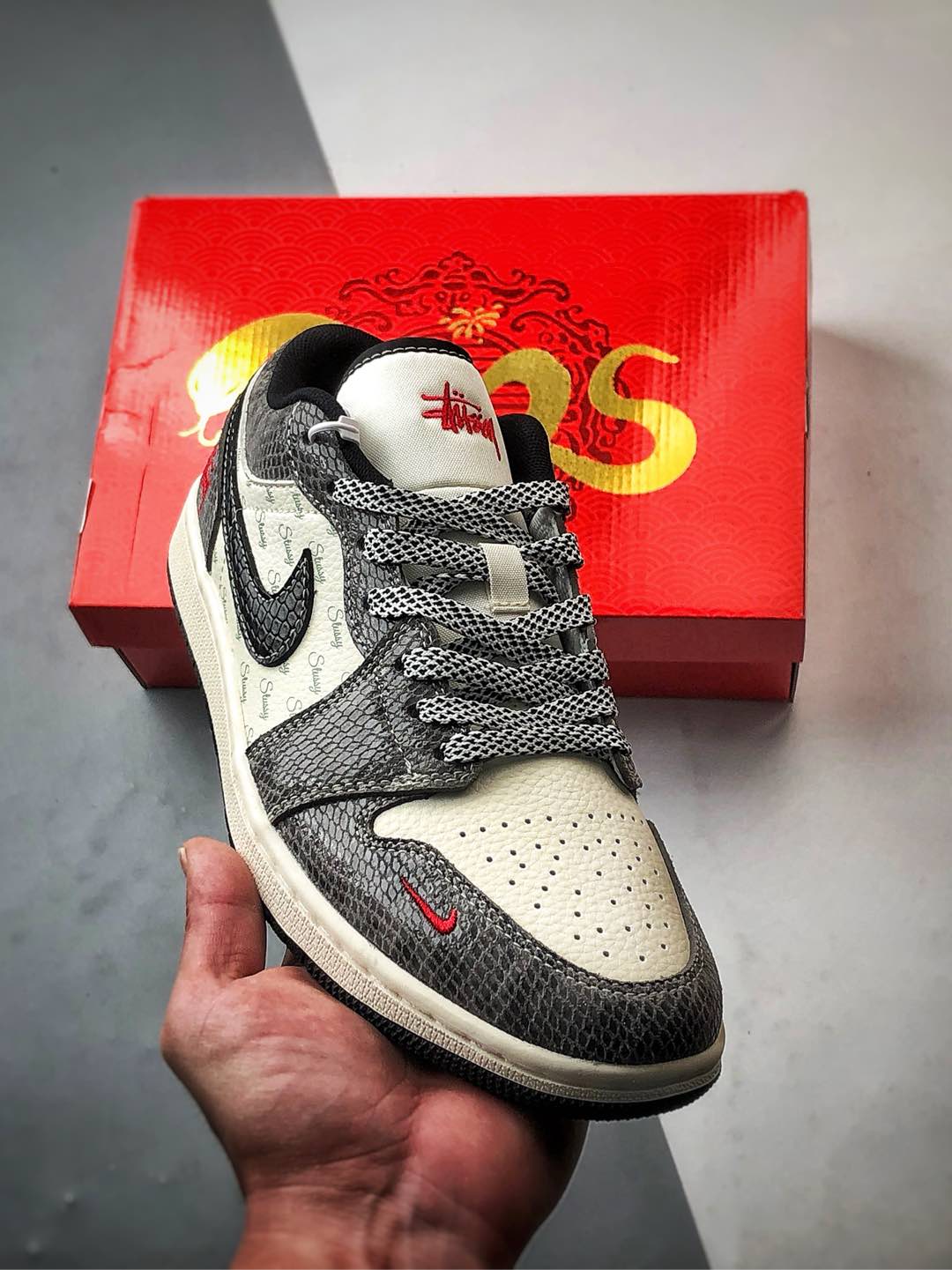 Air Jordan 1 Low OG ”高端定制” 斯图西米白灰黑蛇纹  FC1688-202
