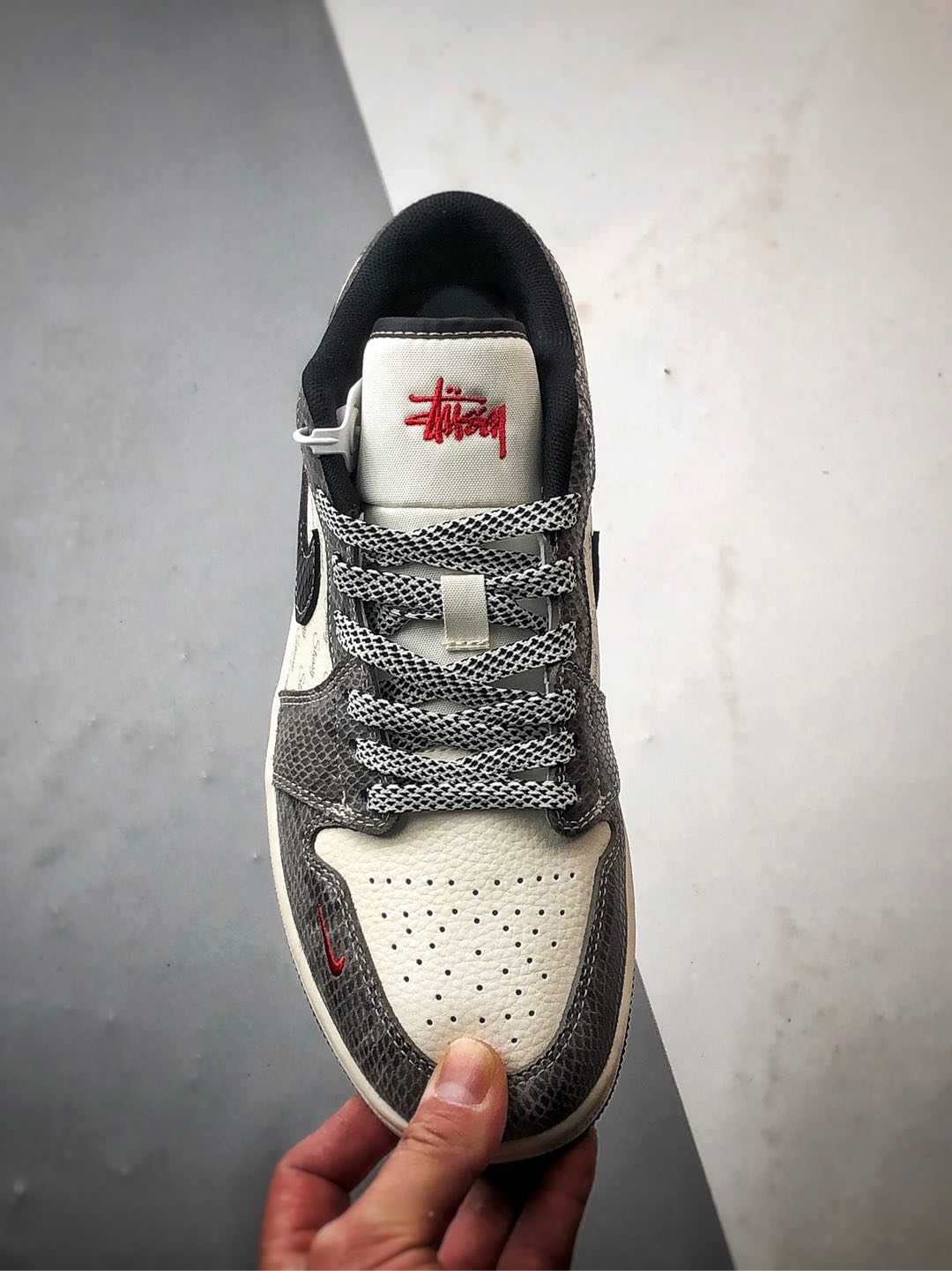 Air Jordan 1 Low OG ”高端定制” 斯图西米白灰黑蛇纹  FC1688-202