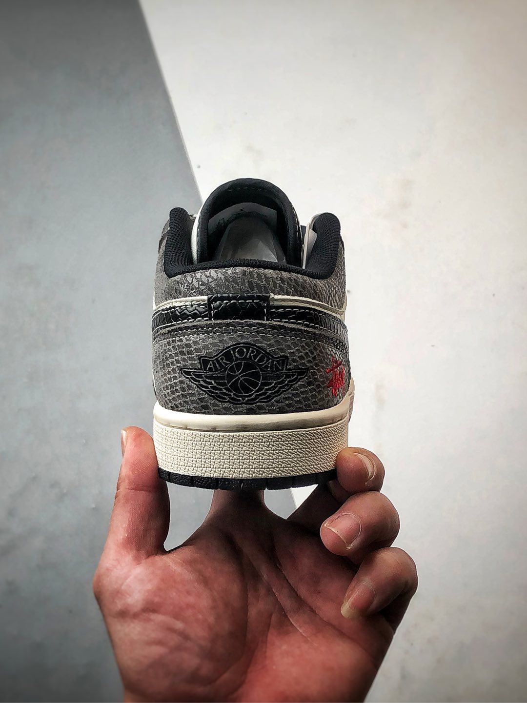 Air Jordan 1 Low OG ”高端定制” 斯图西米白灰黑蛇纹  FC1688-202