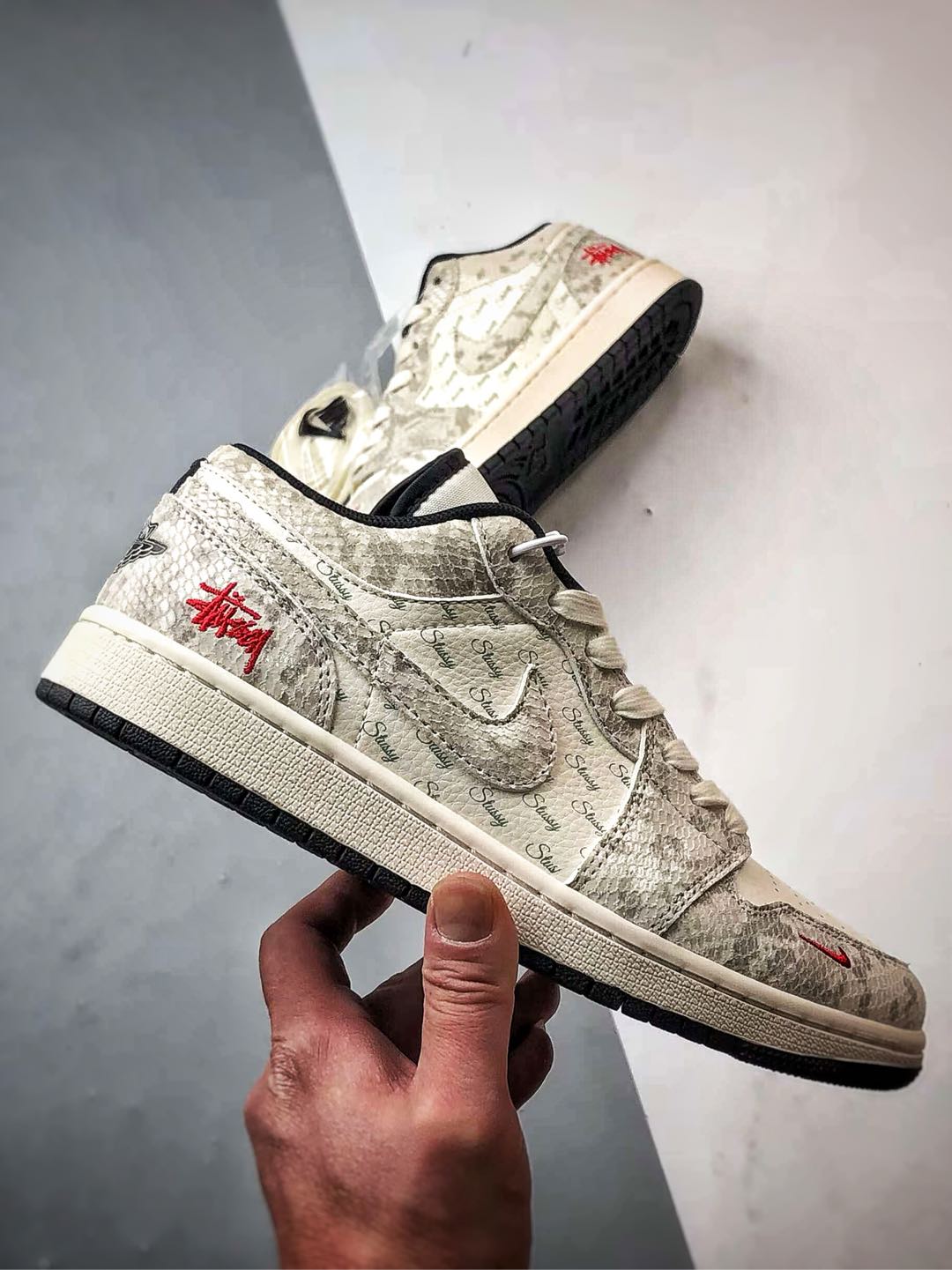 Air Jordan 1 Low OG ”高端定制” 斯图西米白蛇纹   FC1688-200