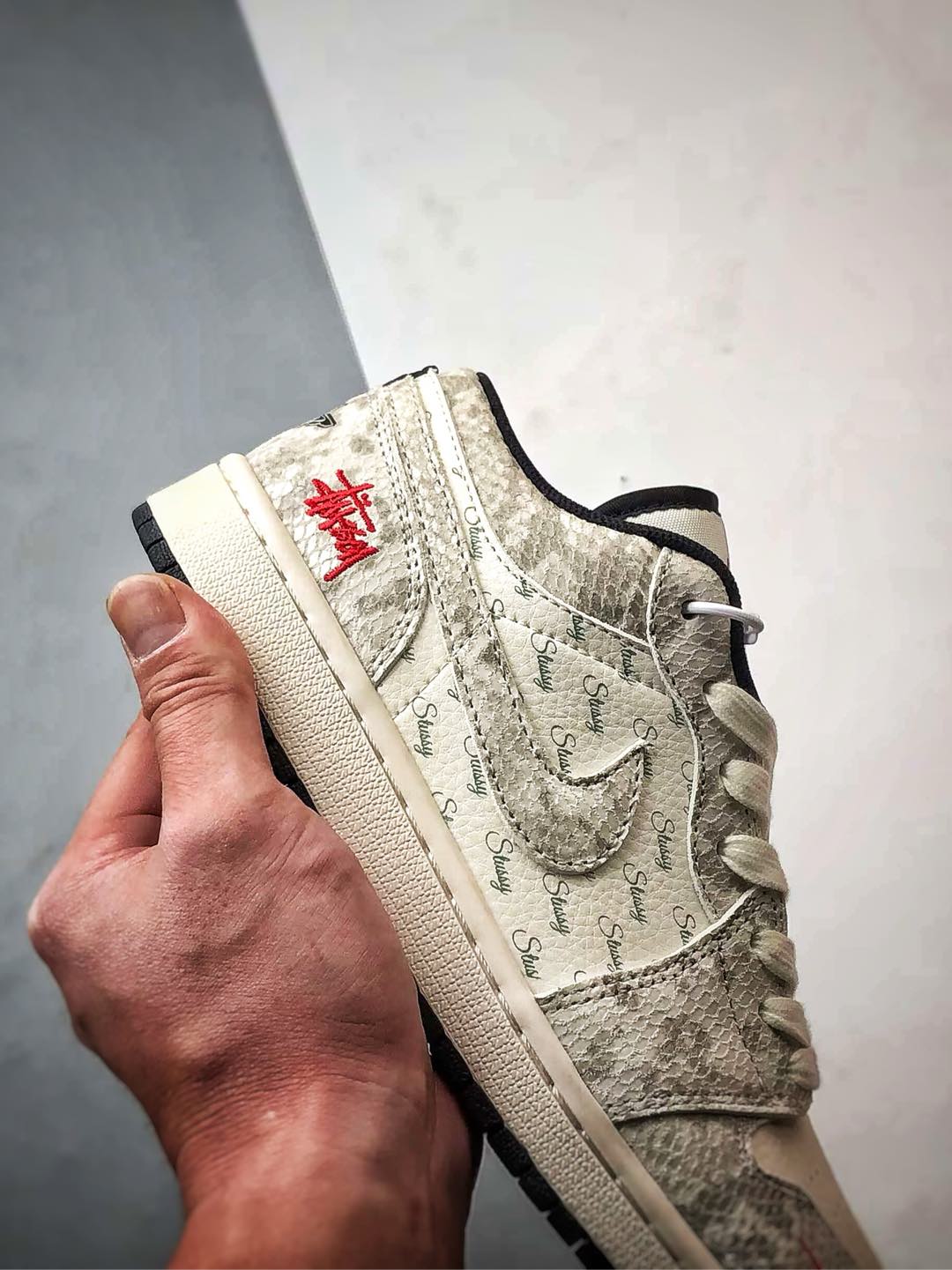 Air Jordan 1 Low OG ”高端定制” 斯图西米白蛇纹   FC1688-200