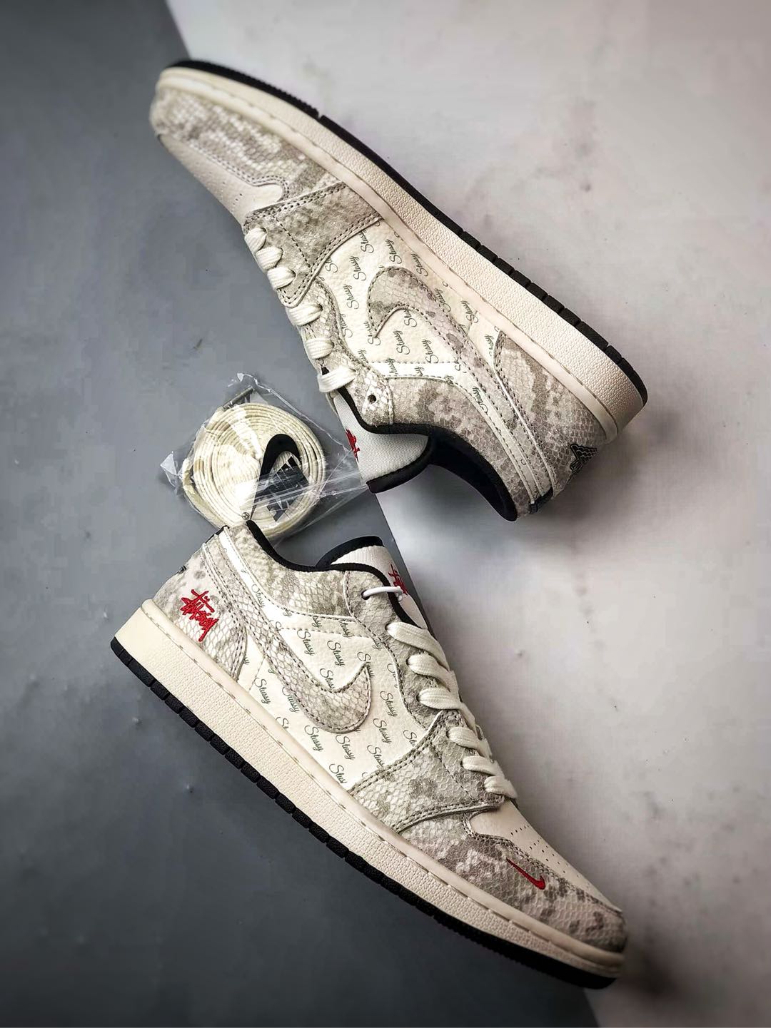 Air Jordan 1 Low OG ”高端定制” 斯图西米白蛇纹   FC1688-200
