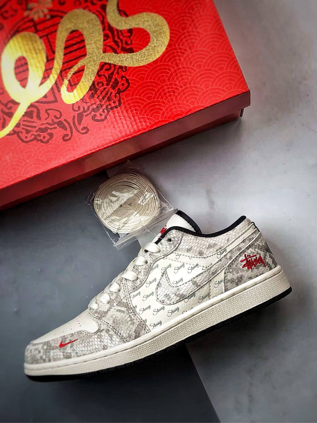 Air Jordan 1 Low OG ”高端定制” 斯图西米白蛇纹   FC1688-200