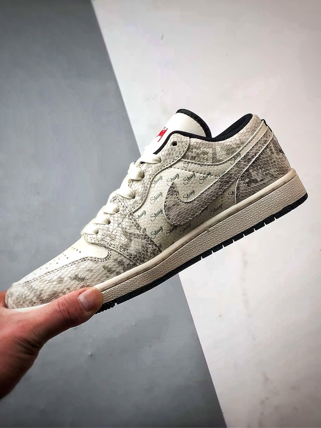 Air Jordan 1 Low OG ”高端定制” 斯图西米白蛇纹   FC1688-200