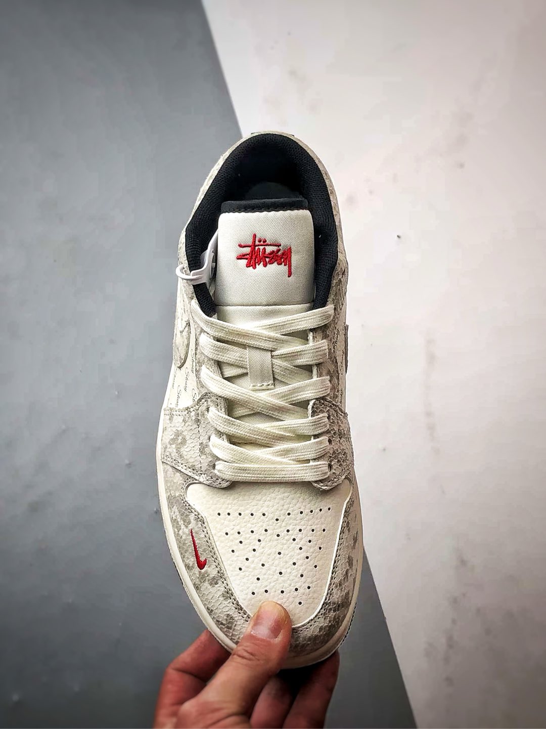 Air Jordan 1 Low OG ”高端定制” 斯图西米白蛇纹   FC1688-200