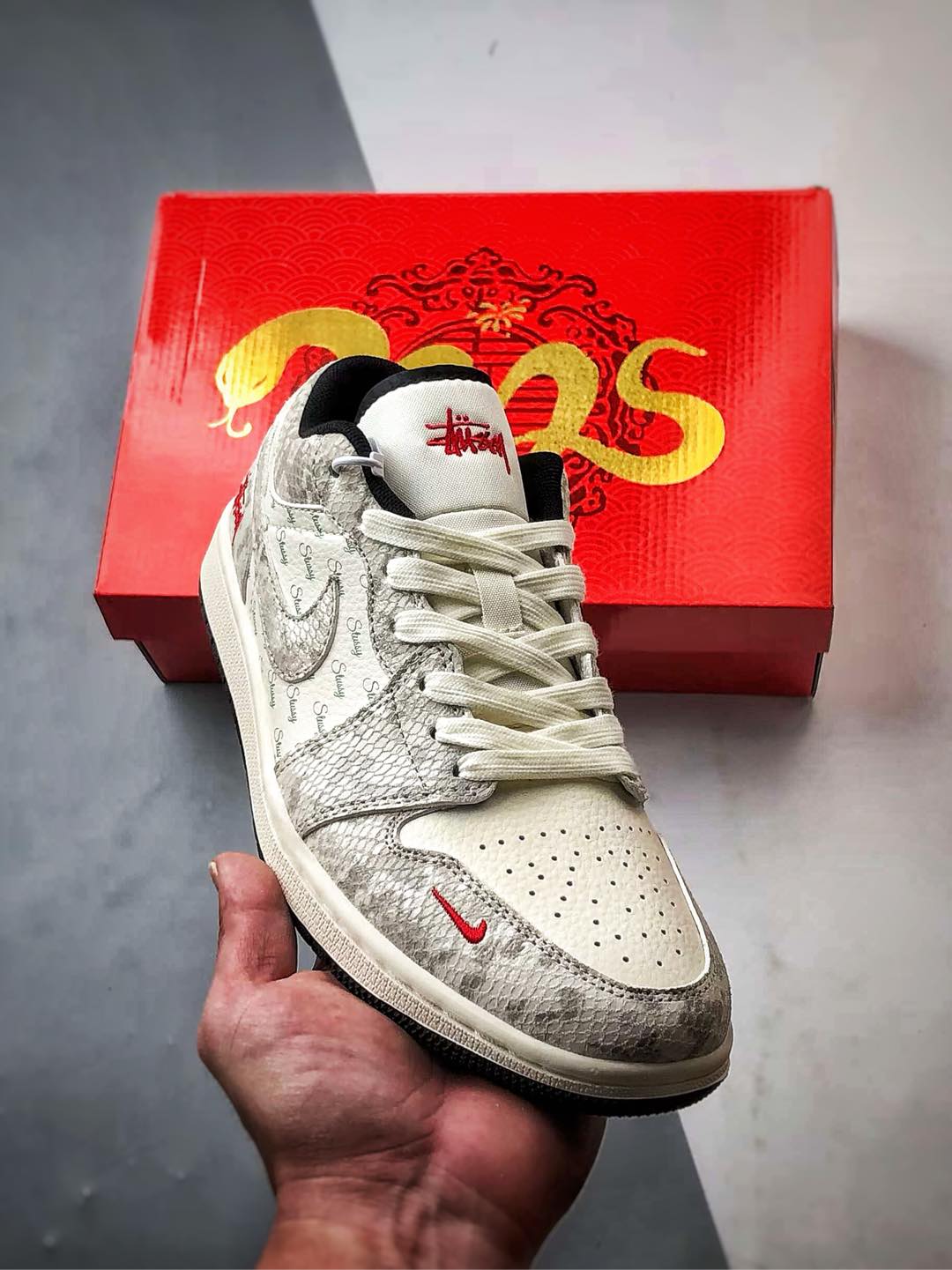 Air Jordan 1 Low OG ”高端定制” 斯图西米白蛇纹   FC1688-200
